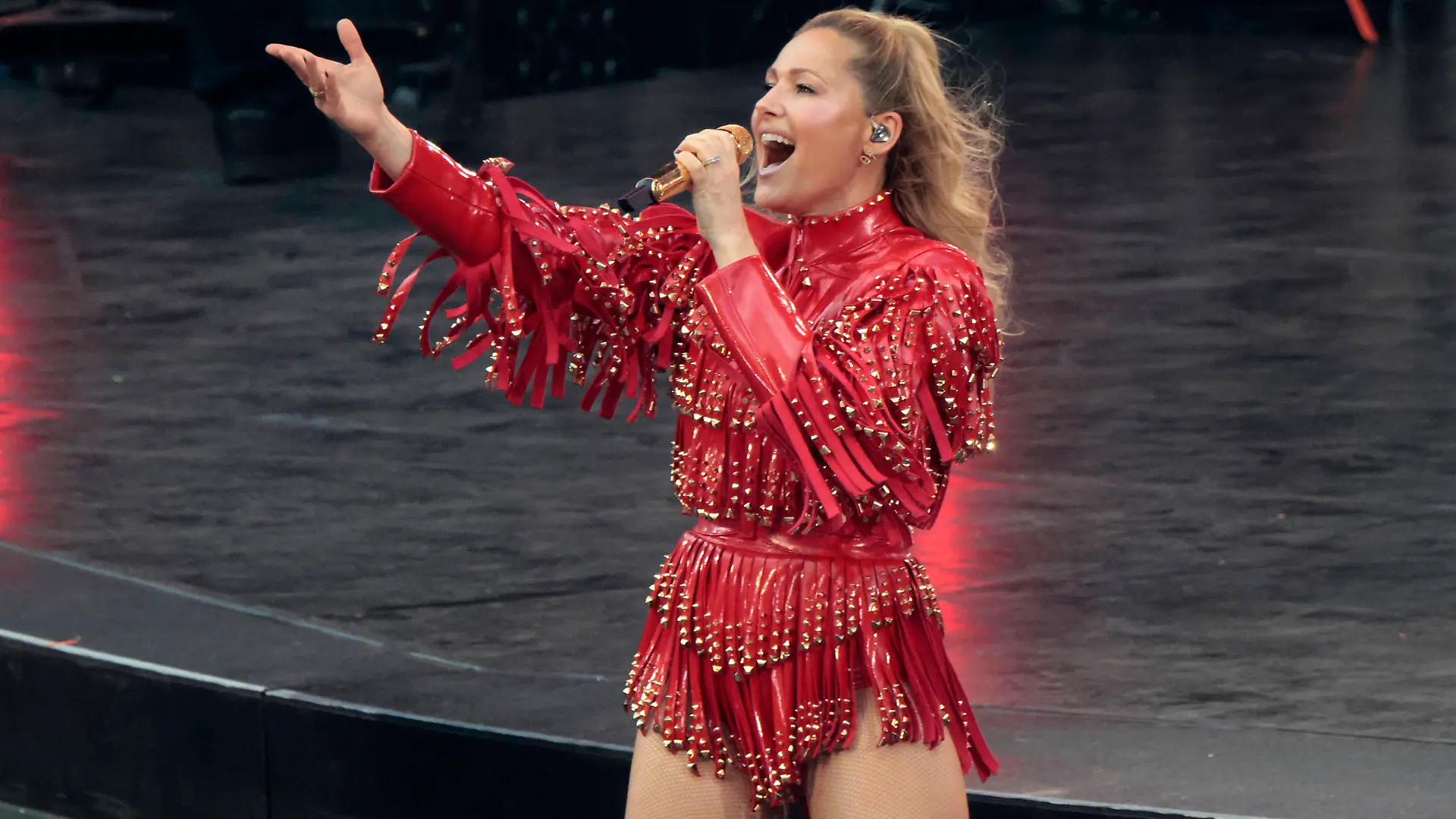 Helene Fischer live bei einem Konzert ihrer 360Â Stadion Tour im RheinEnergieStadion. Köln, 27.06.2026 Hinweis: Verwendung nur redaktionell in Bezug auf das Konzert bzw. die aktuelle Tour *** Helene Fischer performing live at a concert on her 360 Stadium Tour at the RheinEnergieStadion in Cologne, June 27, 2026. Note: For editorial use only in connection with the concert or the current tour. Foto:xR.xSchmiegeltx/xFuturexImagex fischer_6627