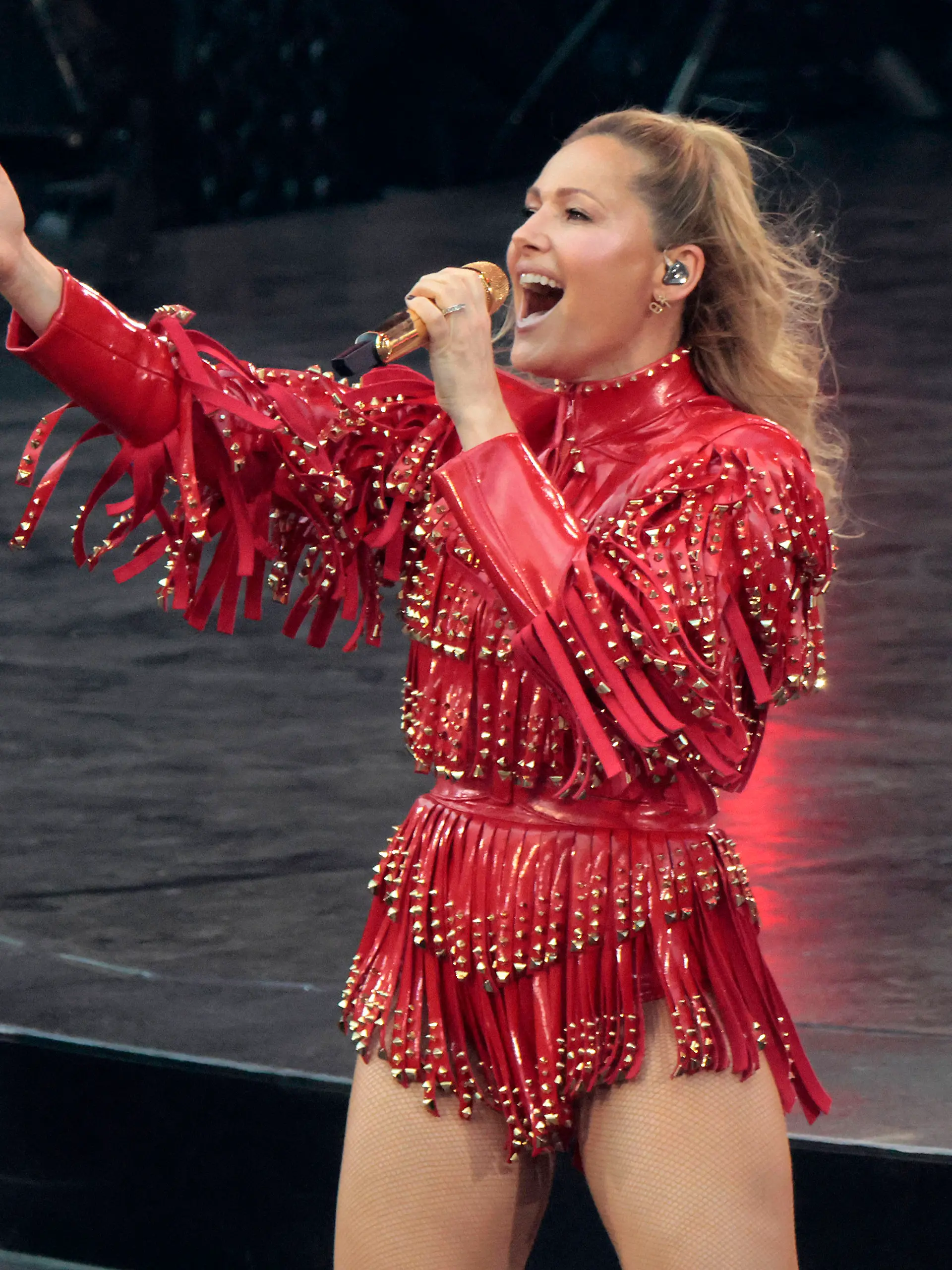 Helene Fischer live bei einem Konzert ihrer 360Â Stadion Tour im RheinEnergieStadion. Köln, 27.06.2026 Hinweis: Verwendung nur redaktionell in Bezug auf das Konzert bzw. die aktuelle Tour *** Helene Fischer performing live at a concert on her 360 Stadium Tour at the RheinEnergieStadion in Cologne, June 27, 2026. Note: For editorial use only in connection with the concert or the current tour. Foto:xR.xSchmiegeltx/xFuturexImagex fischer_6627