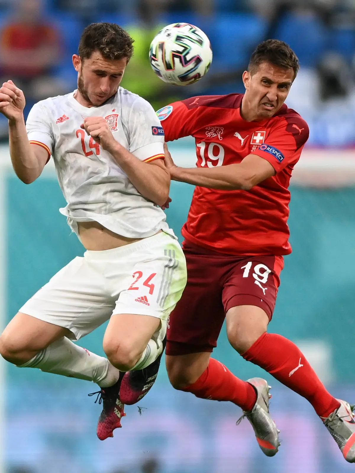 02.07.2021, Russland, St. Petersburg: Fußball: EM, Finalrunde, Viertelfinale, Schweiz - Spanien. Spaniens Aymeric Laporte (l) und der Schweizer Mario Gavranovic (r) kämpfen um den Ball. Foto: Kirill Kudryavtsev/Pool AFP/AP/dpa +++ dpa-Bildfunk +++