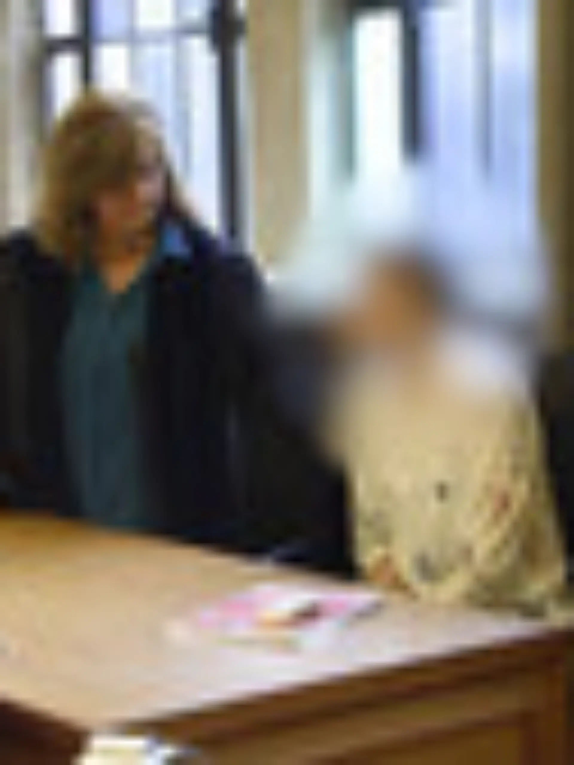 Julia S. und ihre Anwältin vor Gericht