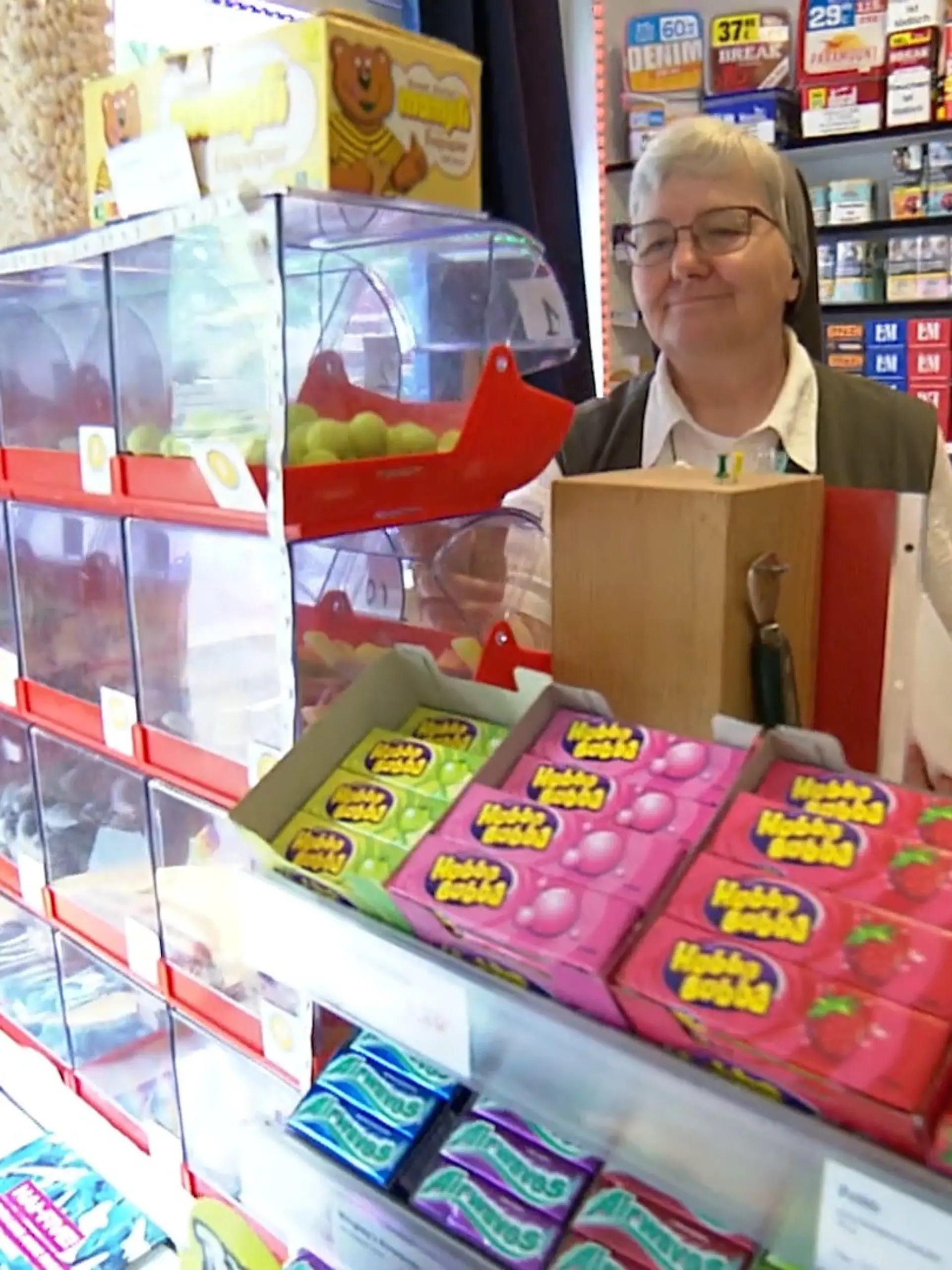 Bild zu: "Nonne arbeitet im Kiosk"