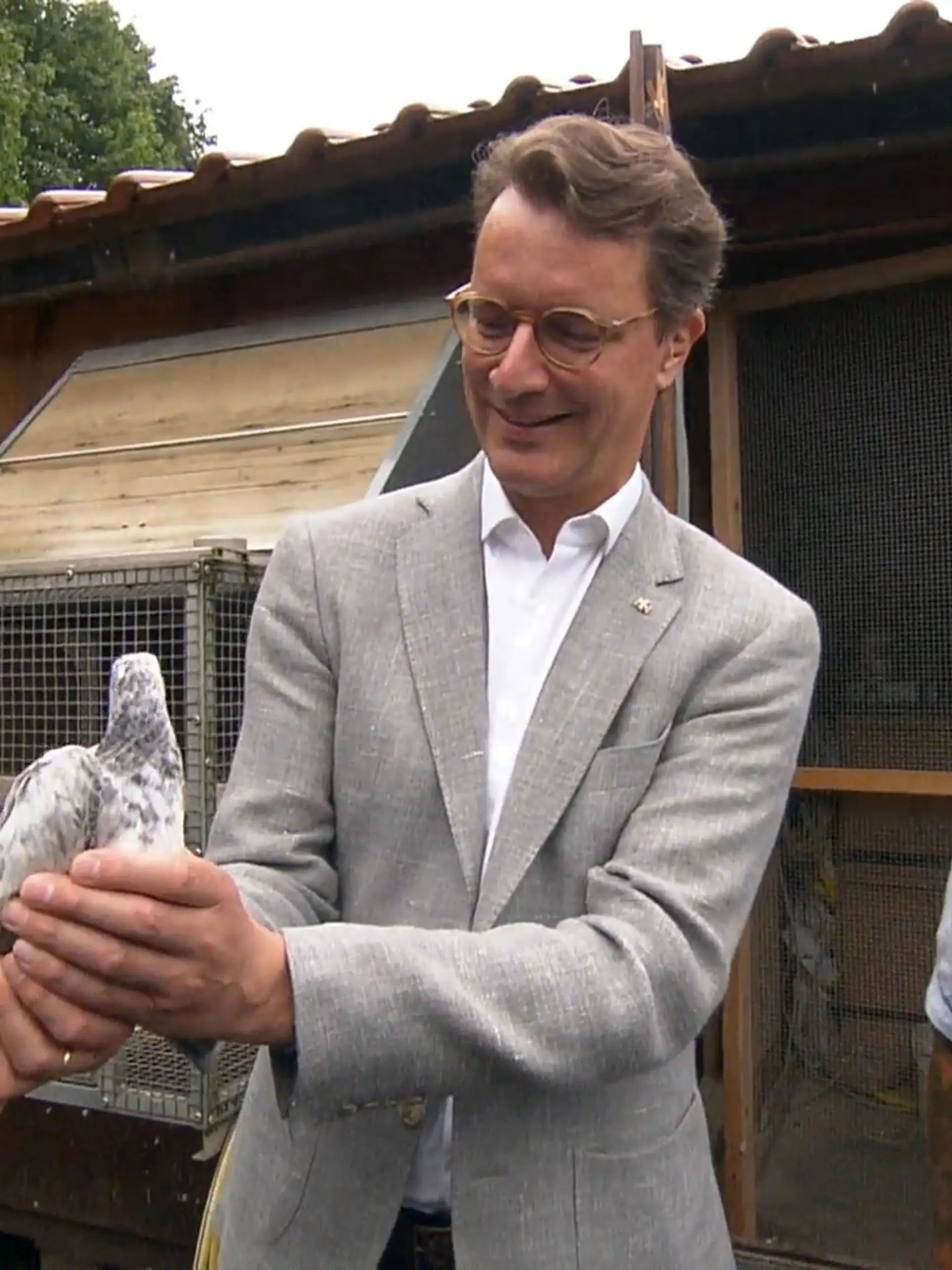 Bild zu: "Wüst besucht Taubenzüchter"