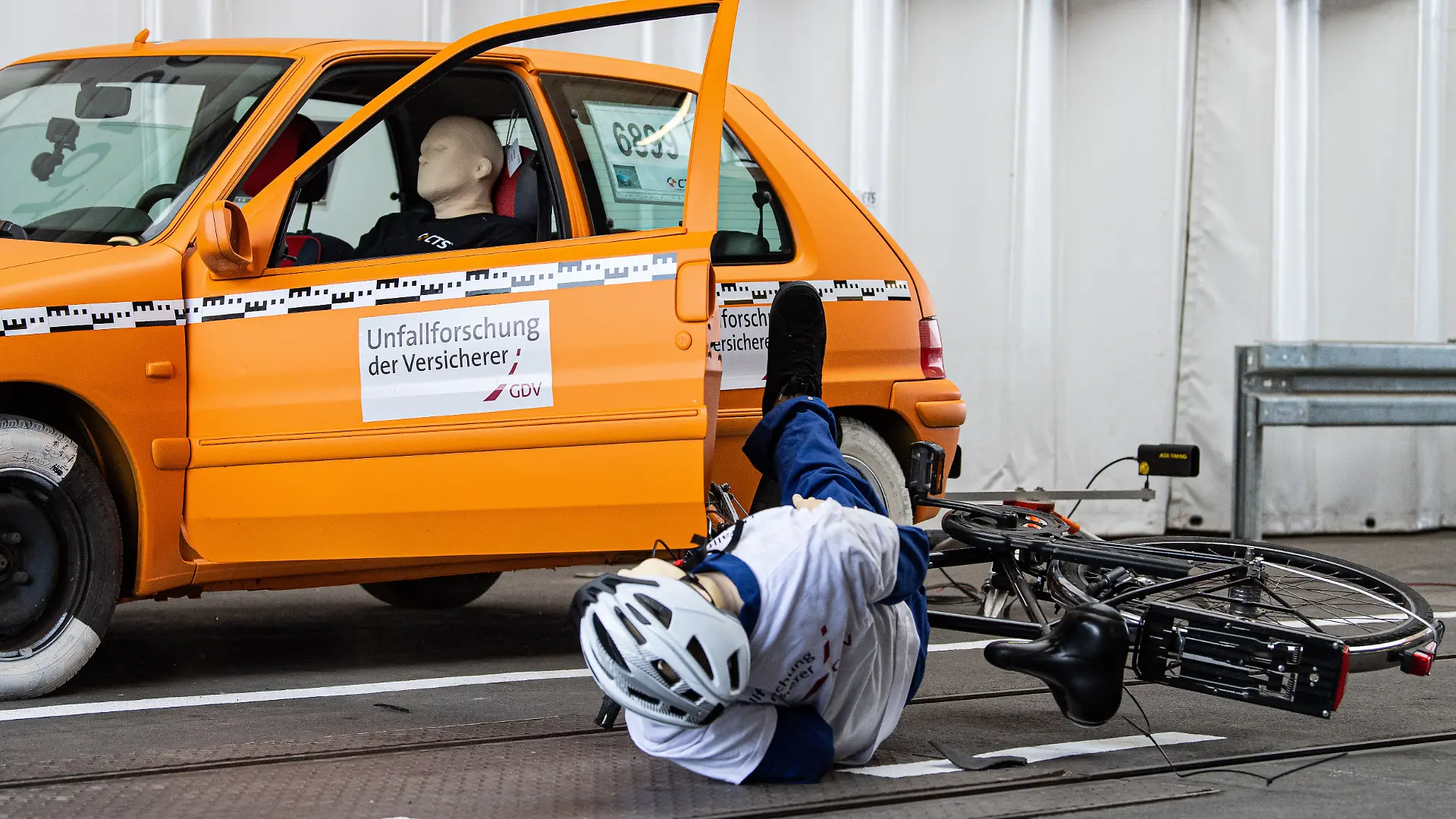 Ein nachgestellter Dooring-Unfall (Symbolbild)
