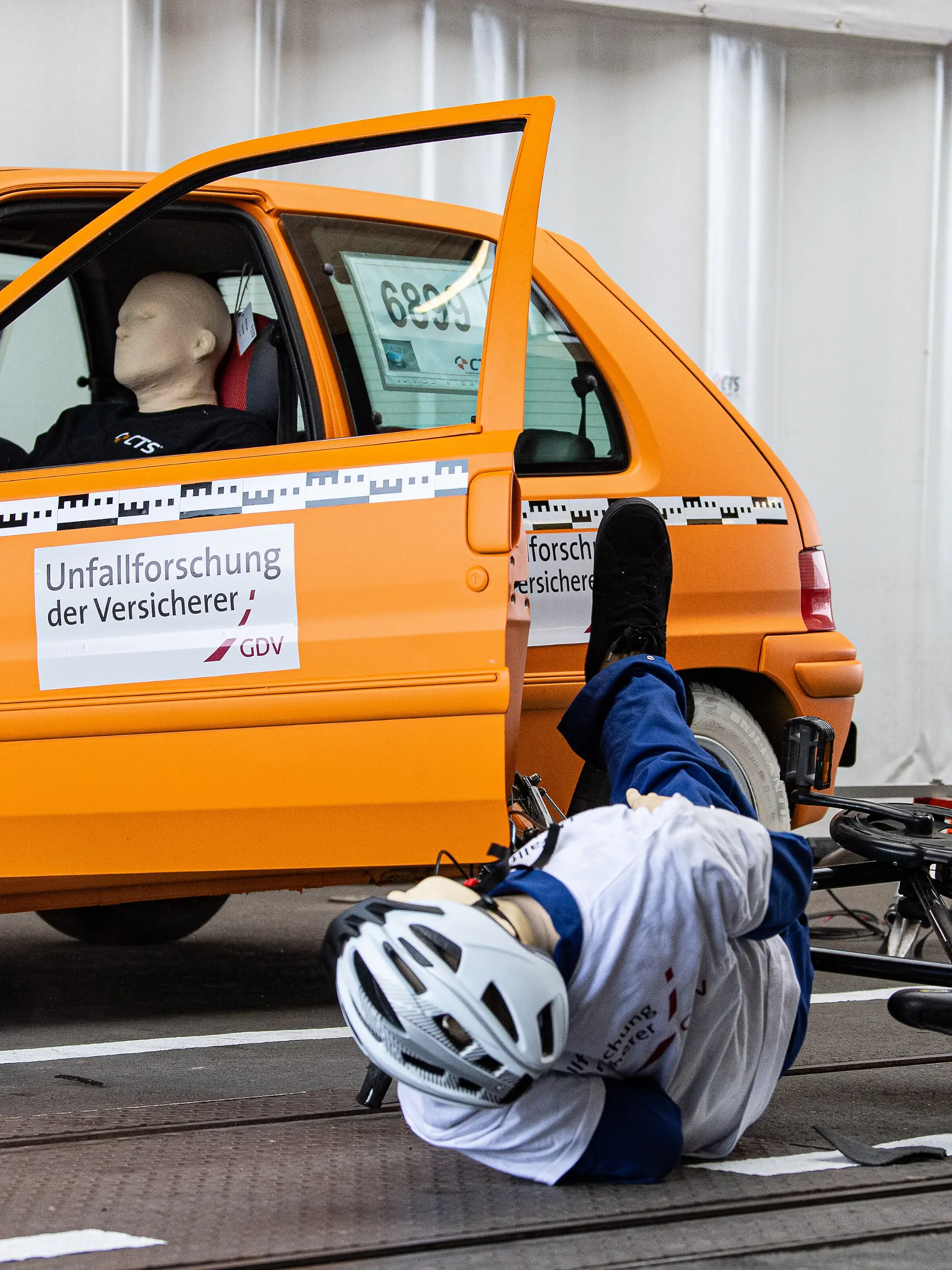 Ein nachgestellter Dooring-Unfall (Symbolbild)