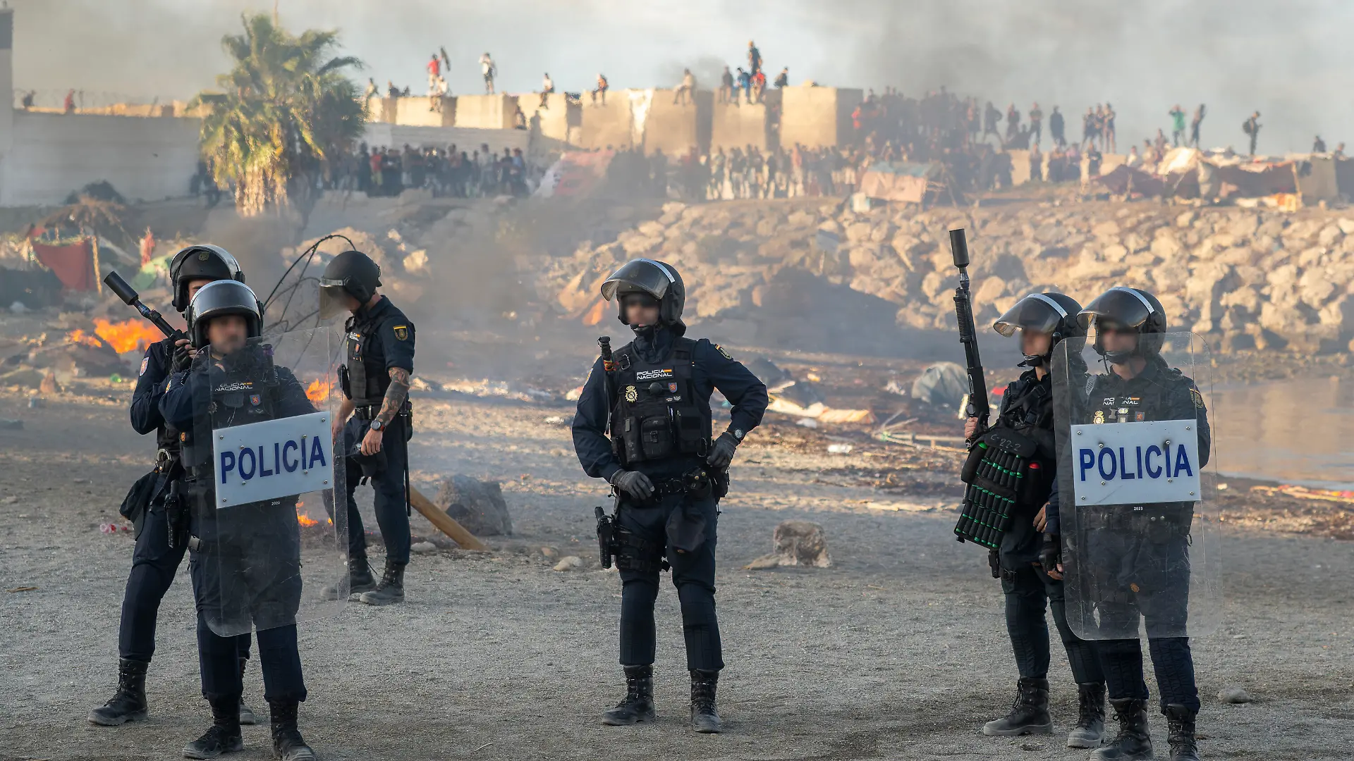 Polizeibeamte sind während einer Demonstration gegen die Situation in Ceuta (Spanien) im Einsatz. +++ dpa-Bildfunk +++