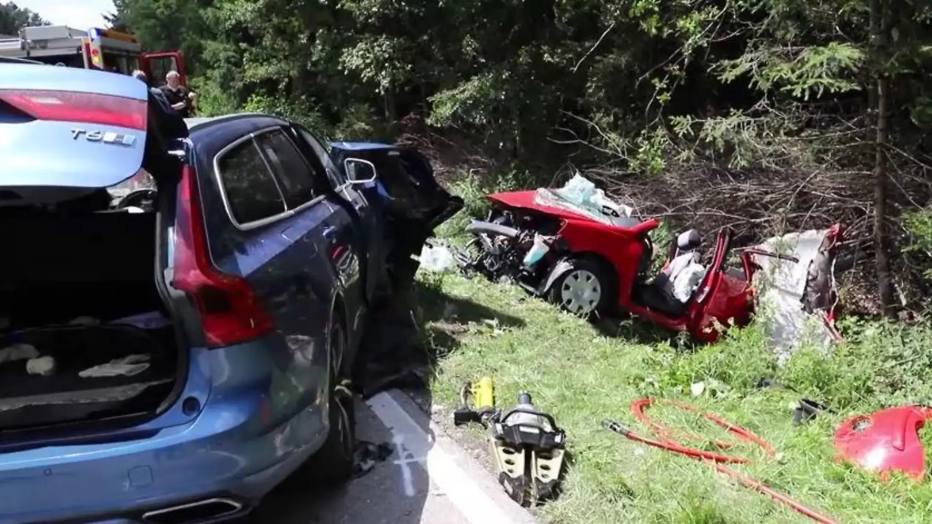 Am Freitag gegen 11:30 Uhr stießen die beiden Autos auf der K 7941 zwischen Reute und Bad Waldsee frontal zusammen.