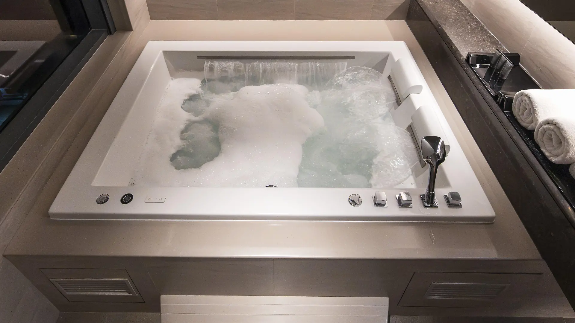 Machte ein technischer Defekt einen Jacuzzi zur Todesfalle für ein britisches Ehepaar? (Symbolbild)