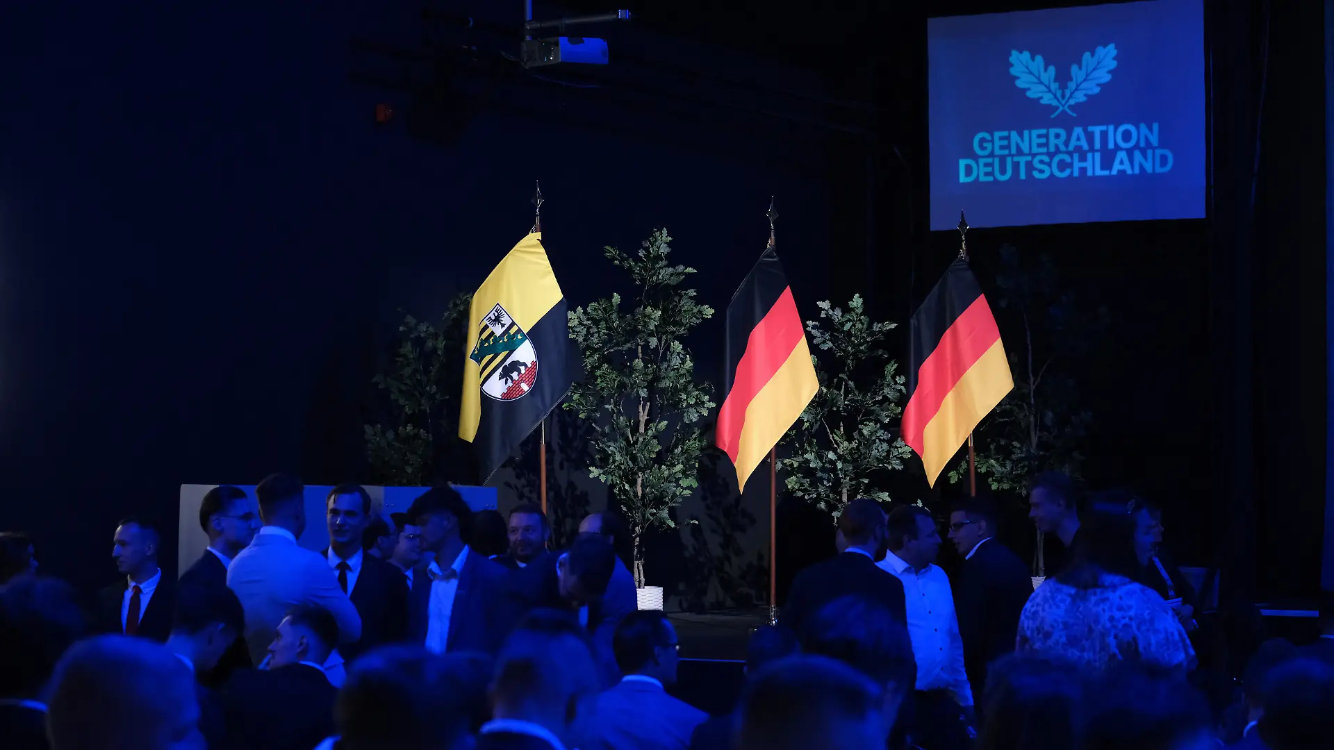 Mitglieder der Generation Deutschland warten auf den Beginn des Bundeskongresses. Die AfD-Nachwuchsorganisation trifft sich erstmals nach ihrer Gründung im November 2025 zu einem Bundeskongress und berät unter anderem über eine Positionierung zur Europapolitik.