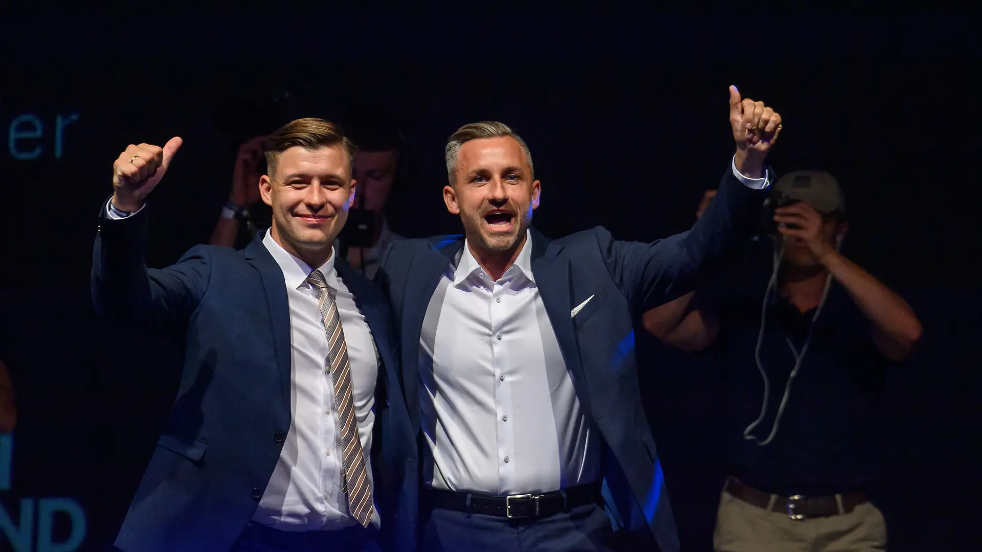 Jean-Pascal Hohm (l), Vorsitzender der AfD-Jugendorganisation Generation Deutschland, und Ulrich Siegmund (r), Spitzenkandidat der AfD bei den Landtagswahlen in Sachsen-Anhalt, stehen auf der Bühne der "Generation Deutschland". In Magdeburg fand der 2. Bundeskongress der Generation Deutschland statt. Die Landtagswahlen finden am 06. September 2026 statt.