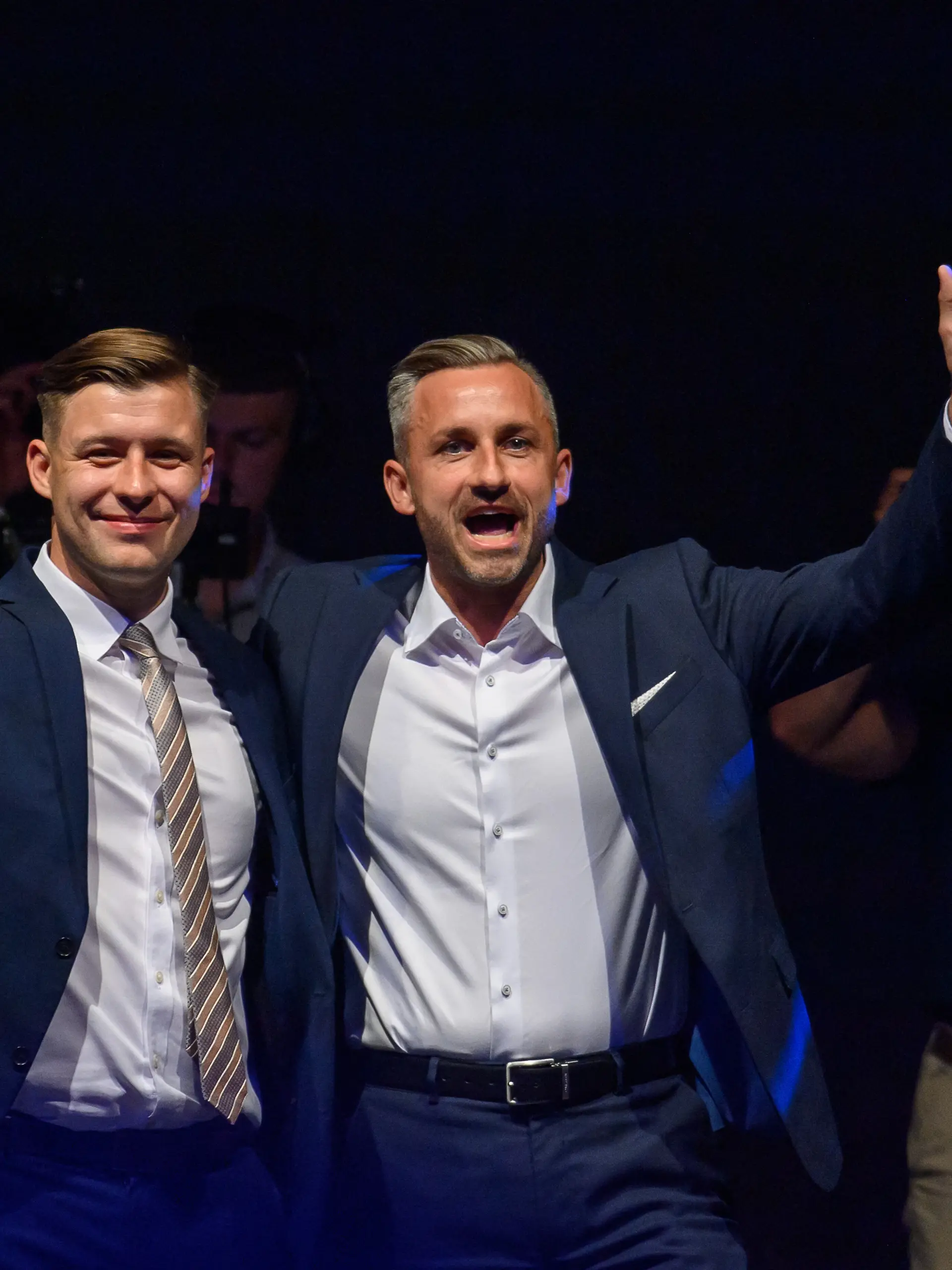 Jean-Pascal Hohm (l), Vorsitzender der AfD-Jugendorganisation Generation Deutschland, und Ulrich Siegmund (r), Spitzenkandidat der AfD bei den Landtagswahlen in Sachsen-Anhalt, stehen auf der Bühne der "Generation Deutschland". In Magdeburg fand der 2. Bundeskongress der Generation Deutschland statt. Die Landtagswahlen finden am 06. September 2026 statt.