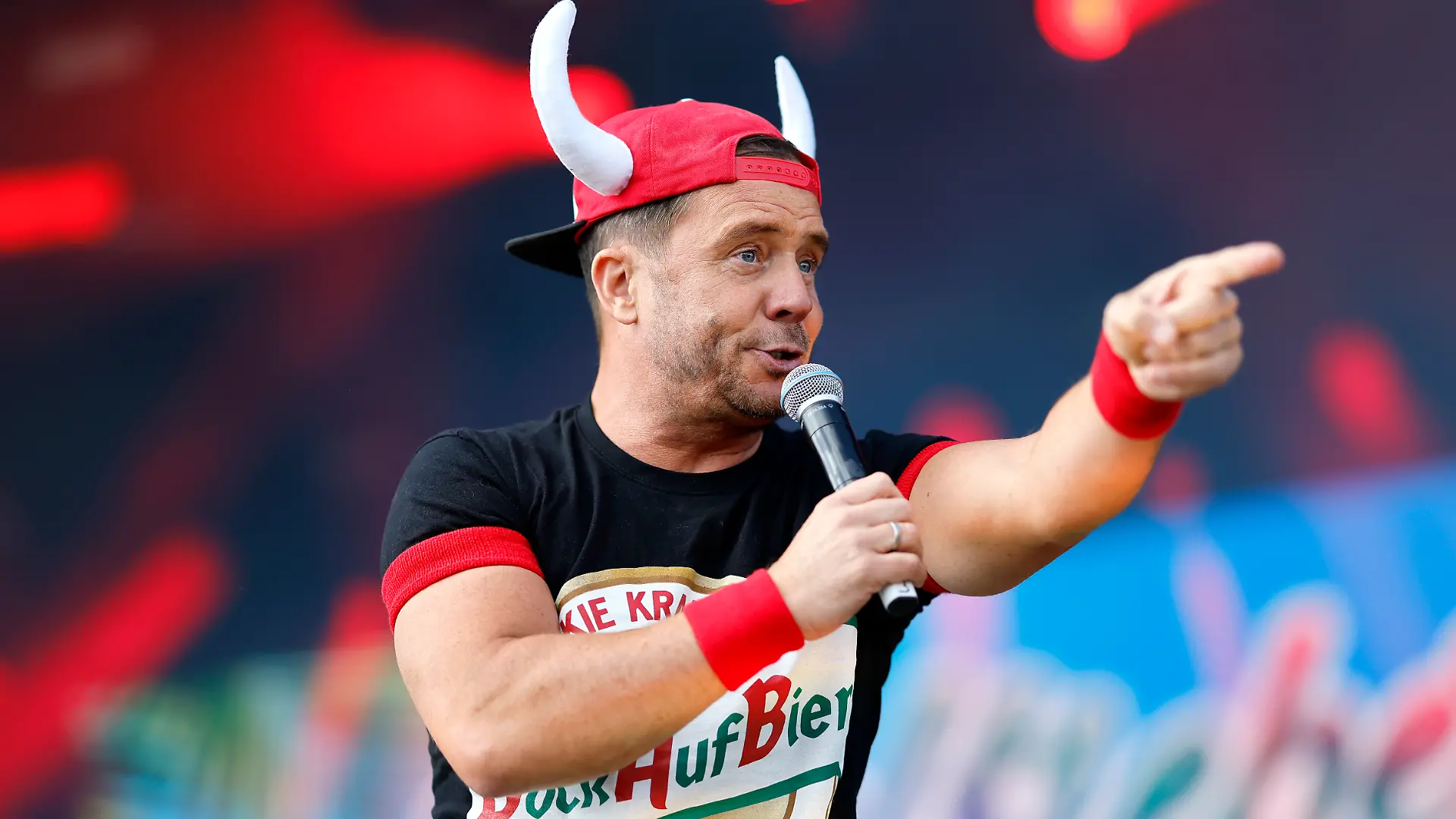 Partyschlagersänger Lorenz Büffel tritt beim Festival Inselfieber im Außengelände der Rudolf Weber Arena in Oberhausen auf. Oberhausen, 13.06.2026