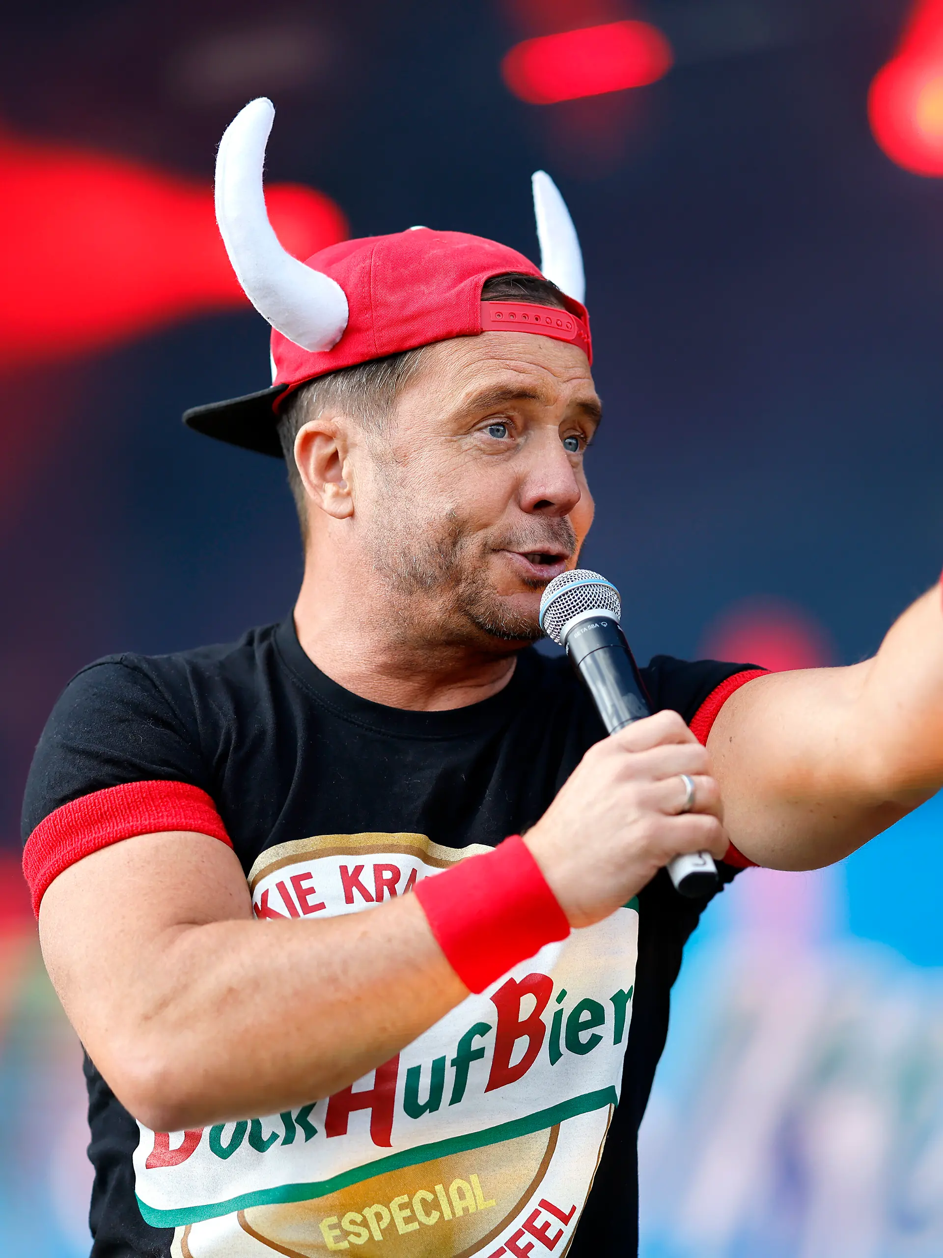 Partyschlagersänger Lorenz Büffel tritt beim Festival Inselfieber im Außengelände der Rudolf Weber Arena in Oberhausen auf. Oberhausen, 13.06.2026