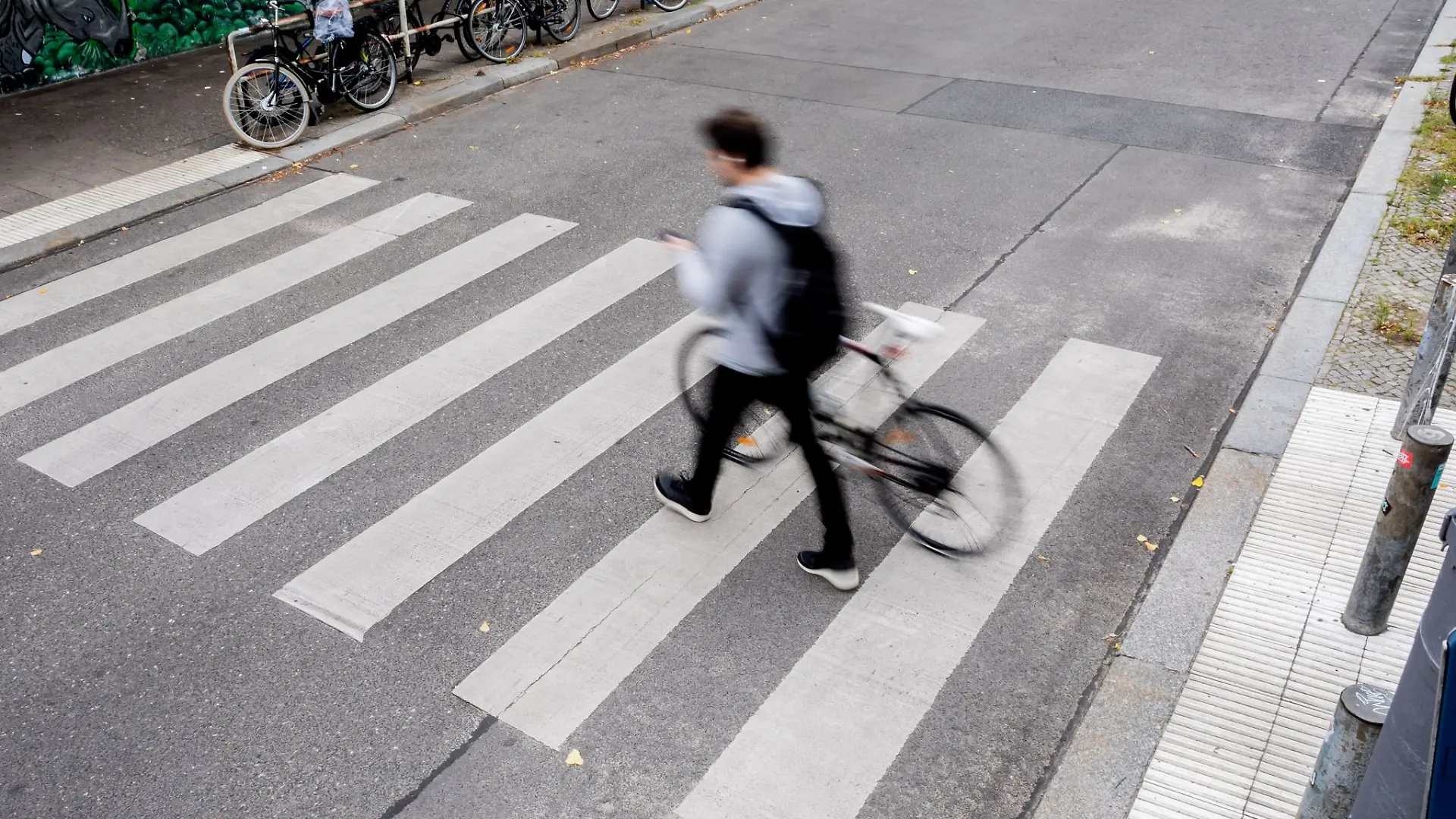 Wer mit dem Fahrrad am Zebrastreifen die Straßenseite wechseln will, muss absteigen und schieben.