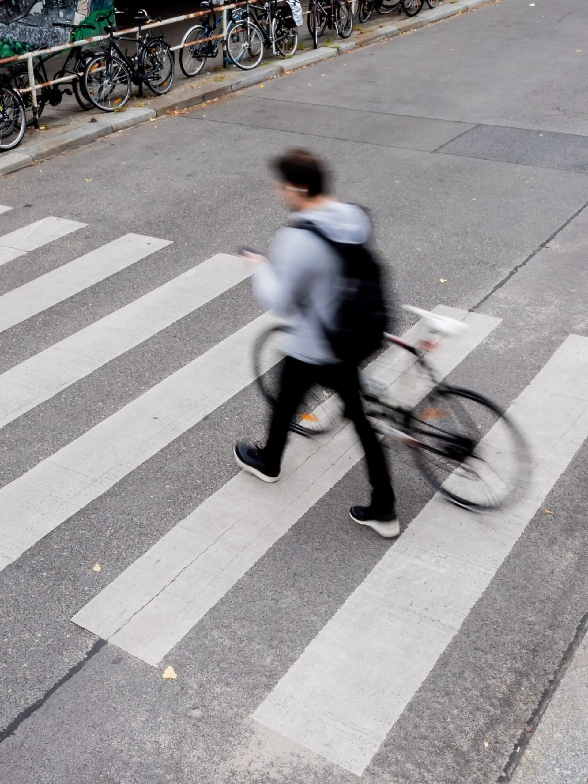Wer mit dem Fahrrad am Zebrastreifen die Straßenseite wechseln will, muss absteigen und schieben.