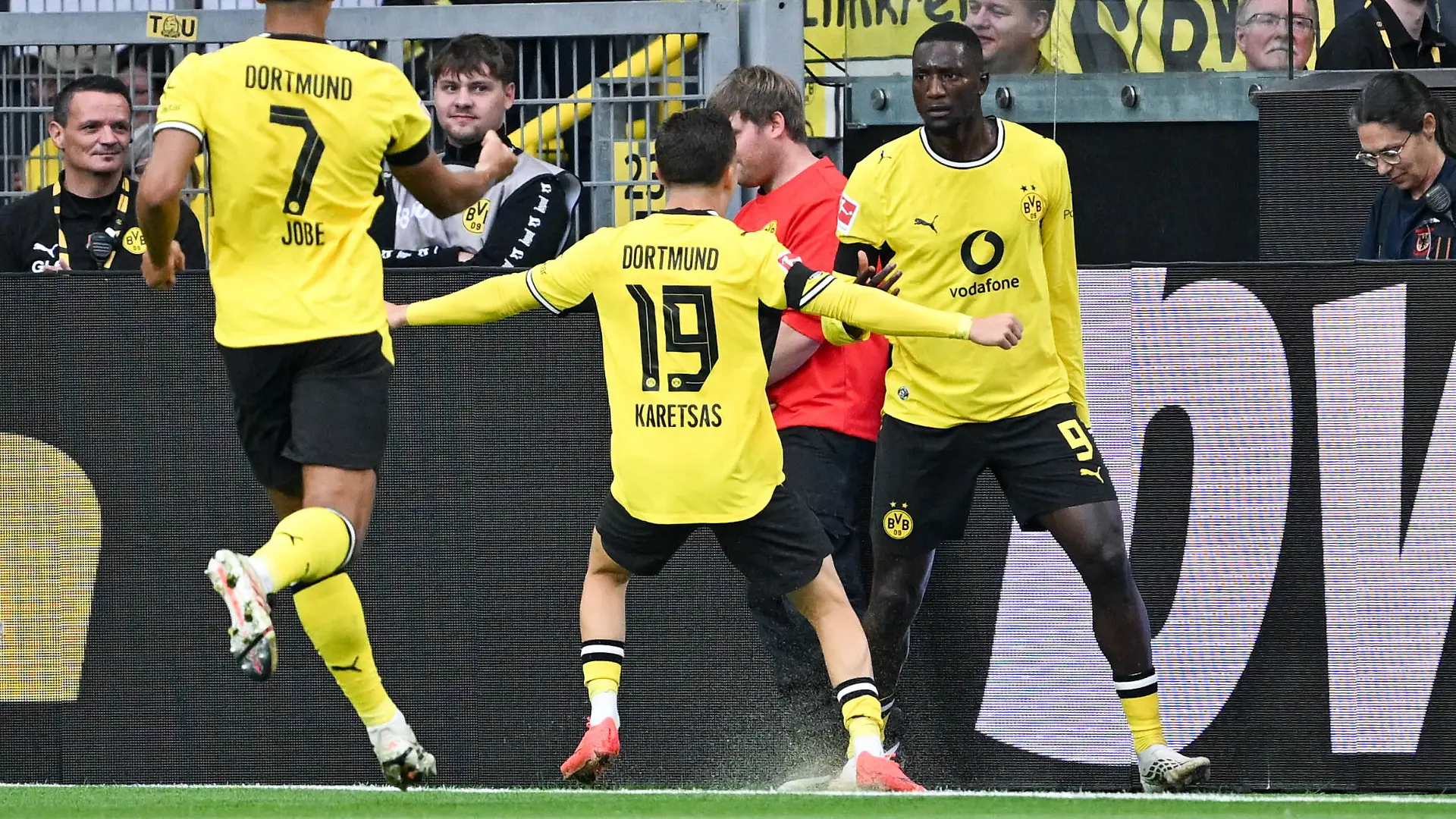 1. Bundesliga 26/27 - Borussia Dortmund - Hamburger SV am 29.08.2026 an der Bremer Brücke in Osnabrück Jubel, Torjubel, Torschuetze, Torschütze Serhou Guirassy Dortmund jubelt nach seinem Tor zum 1:0 mit Konstantinos Karetsas Dortmund. *** 1 Bundesliga 26 27 Borussia Dortmund vs. Hamburger SV on August 29, 2026, at the Bremer Brücke in Osnabrück: Cheers, goal celebrations, goal scorers, goal scorer Serhou Guirassy Dortmund celebrates after his goal to make it 10 with Konstantinos Karetsas Dortmund MT