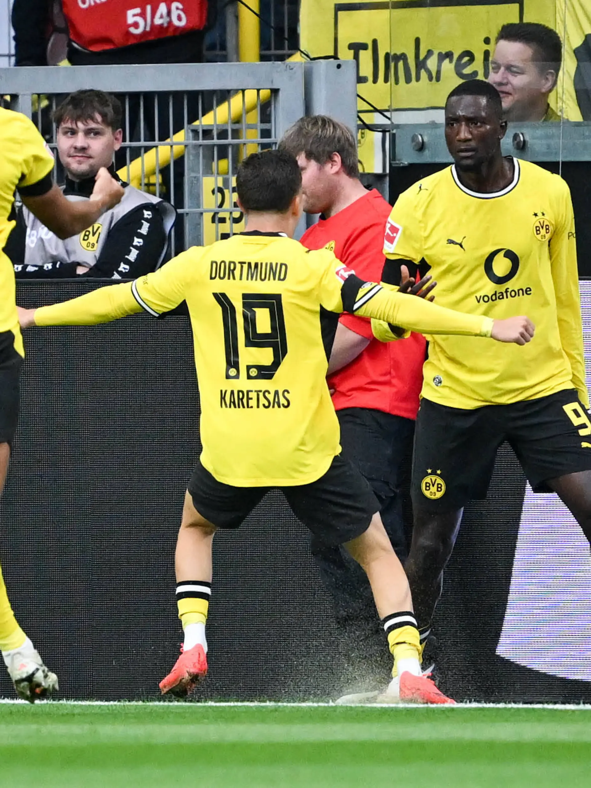 1. Bundesliga 26/27 - Borussia Dortmund - Hamburger SV am 29.08.2026 an der Bremer Brücke in Osnabrück Jubel, Torjubel, Torschuetze, Torschütze Serhou Guirassy Dortmund jubelt nach seinem Tor zum 1:0 mit Konstantinos Karetsas Dortmund. *** 1 Bundesliga 26 27 Borussia Dortmund vs. Hamburger SV on August 29, 2026, at the Bremer Brücke in Osnabrück: Cheers, goal celebrations, goal scorers, goal scorer Serhou Guirassy Dortmund celebrates after his goal to make it 10 with Konstantinos Karetsas Dortmund MT