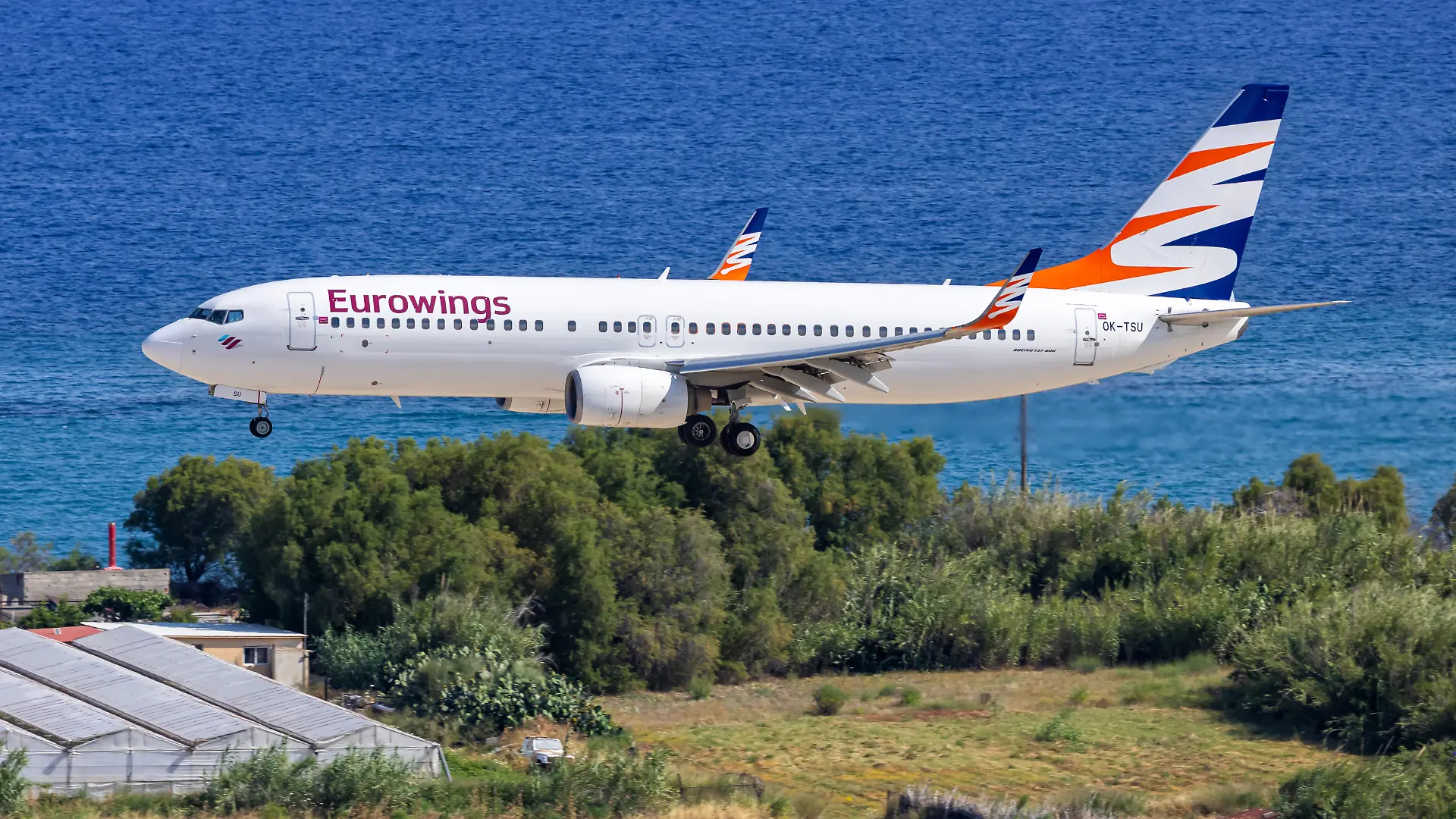 Eine Boeing 737 der tschechischen Fluggesellschaft Smartwings. Die Airline fliegt im Auftrag von Eurowings. Auf dem Foto sieht man das Flugzeug mit der Registrierung OK-TSU bei einer Landung in Rhodos (Griechenland).