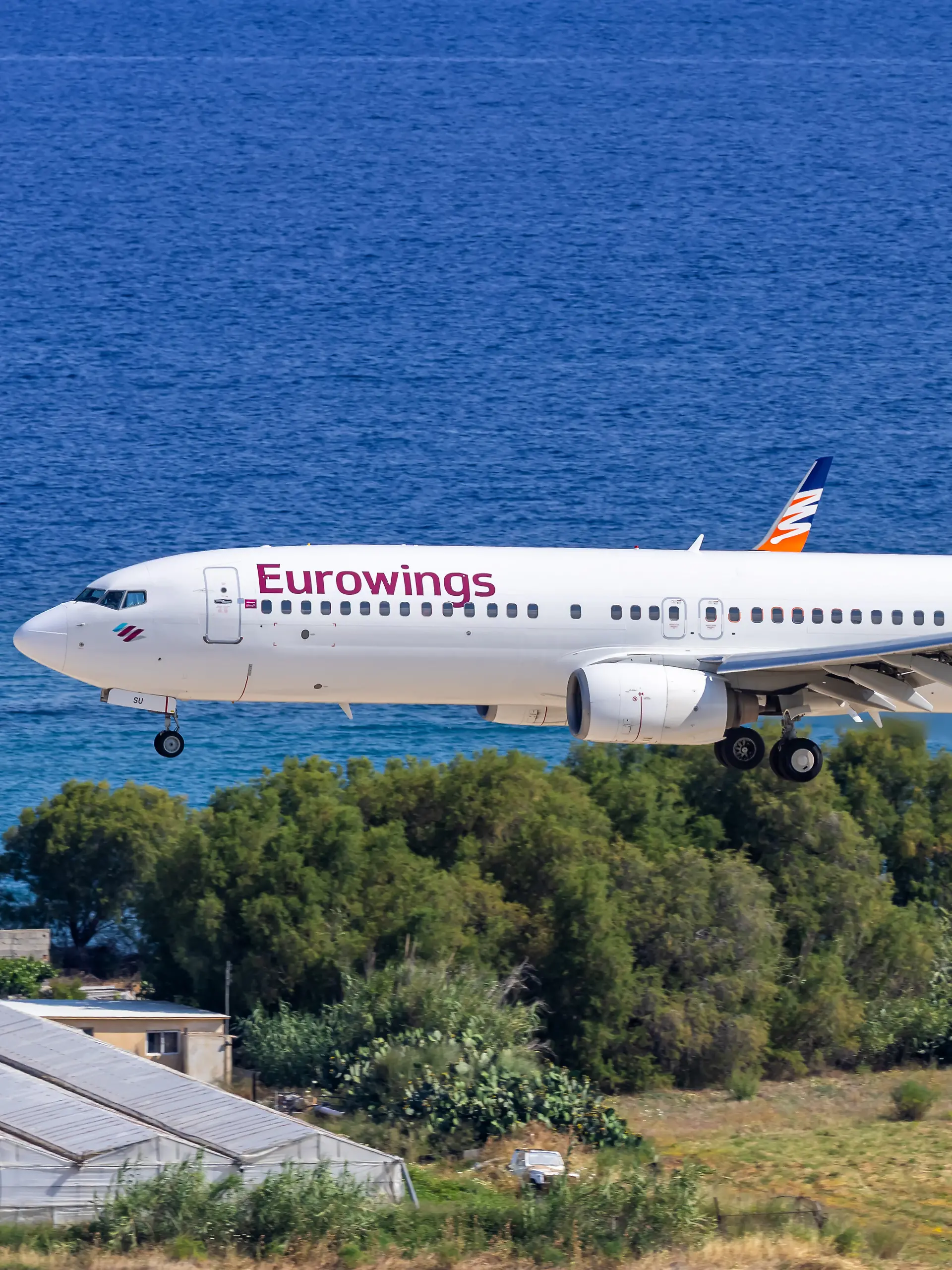 Eine Boeing 737 der tschechischen Fluggesellschaft Smartwings. Die Airline fliegt im Auftrag von Eurowings. Auf dem Foto sieht man das Flugzeug mit der Registrierung OK-TSU bei einer Landung in Rhodos (Griechenland).