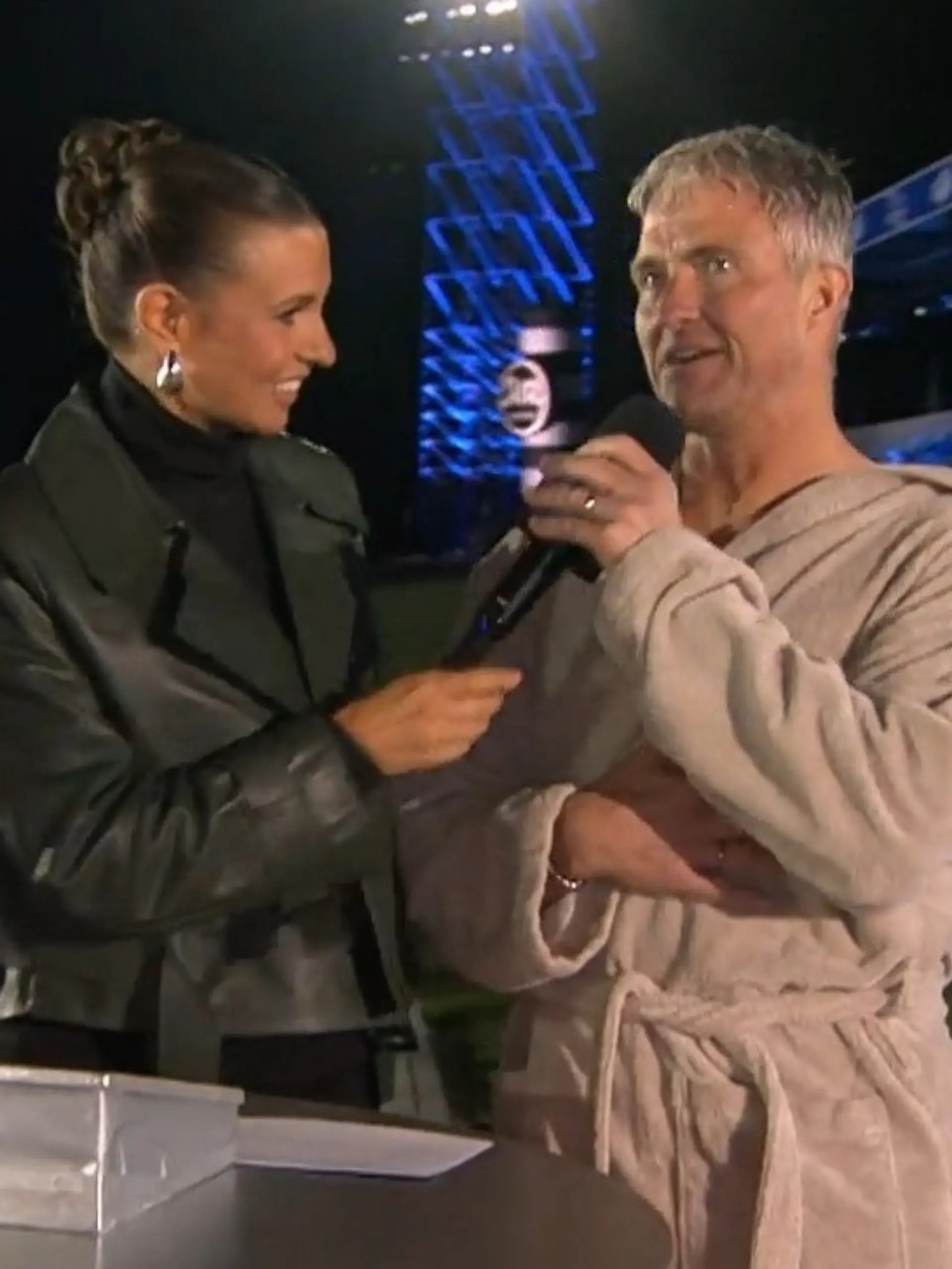 Ralf Schumacher geht es nach seinem Sturz am Mikro bei Laura Wontorra zum Glück schon wieder gut. 