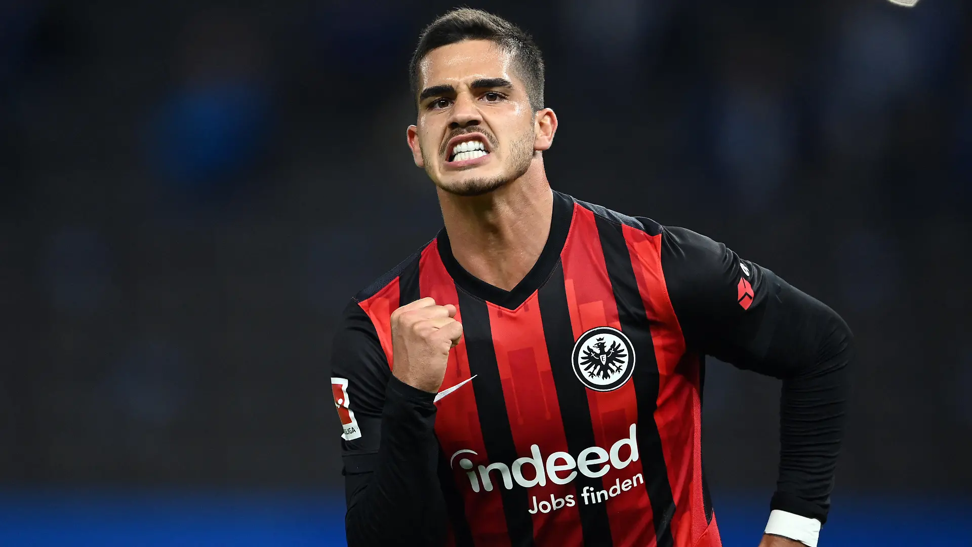 ARCHIV - 25.09.2020, Berlin: Fußball: Bundesliga, Hertha BSC - Eintracht Frankfurt, 2. Spieltag im Olympiastadion. Frankfurts Andre Silva jubelt nach seinem Treffer zum 1:0 per Elfmeter. (zu «Frankfurts Torjäger Silva wechselt nach Leipzig») Foto: Soeren Stache/dpa-Zentralbild/dpa +++ dpa-Bildfunk +++