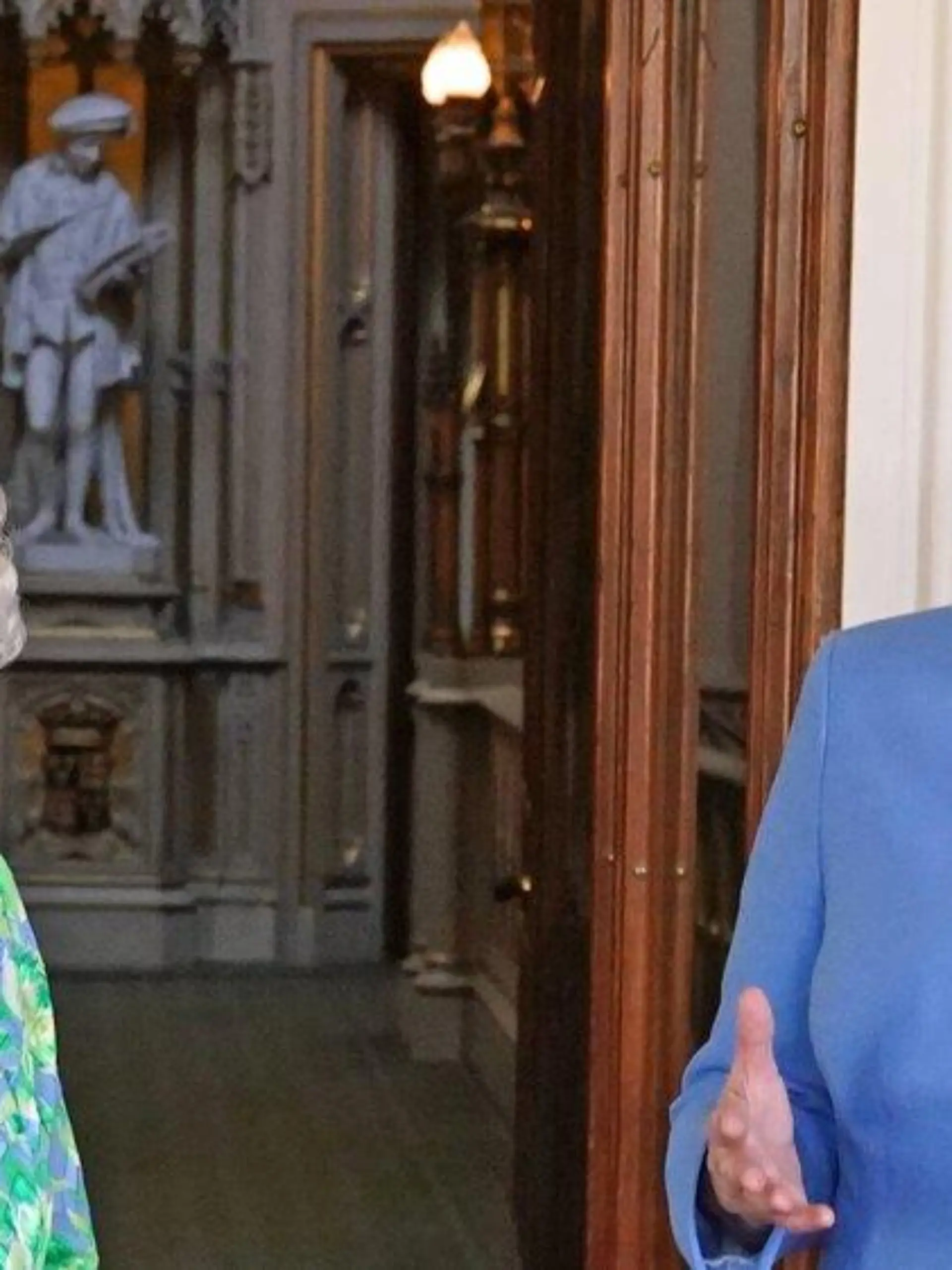 Angela Merkel freudestrahlend zu Besuch bei der Queen