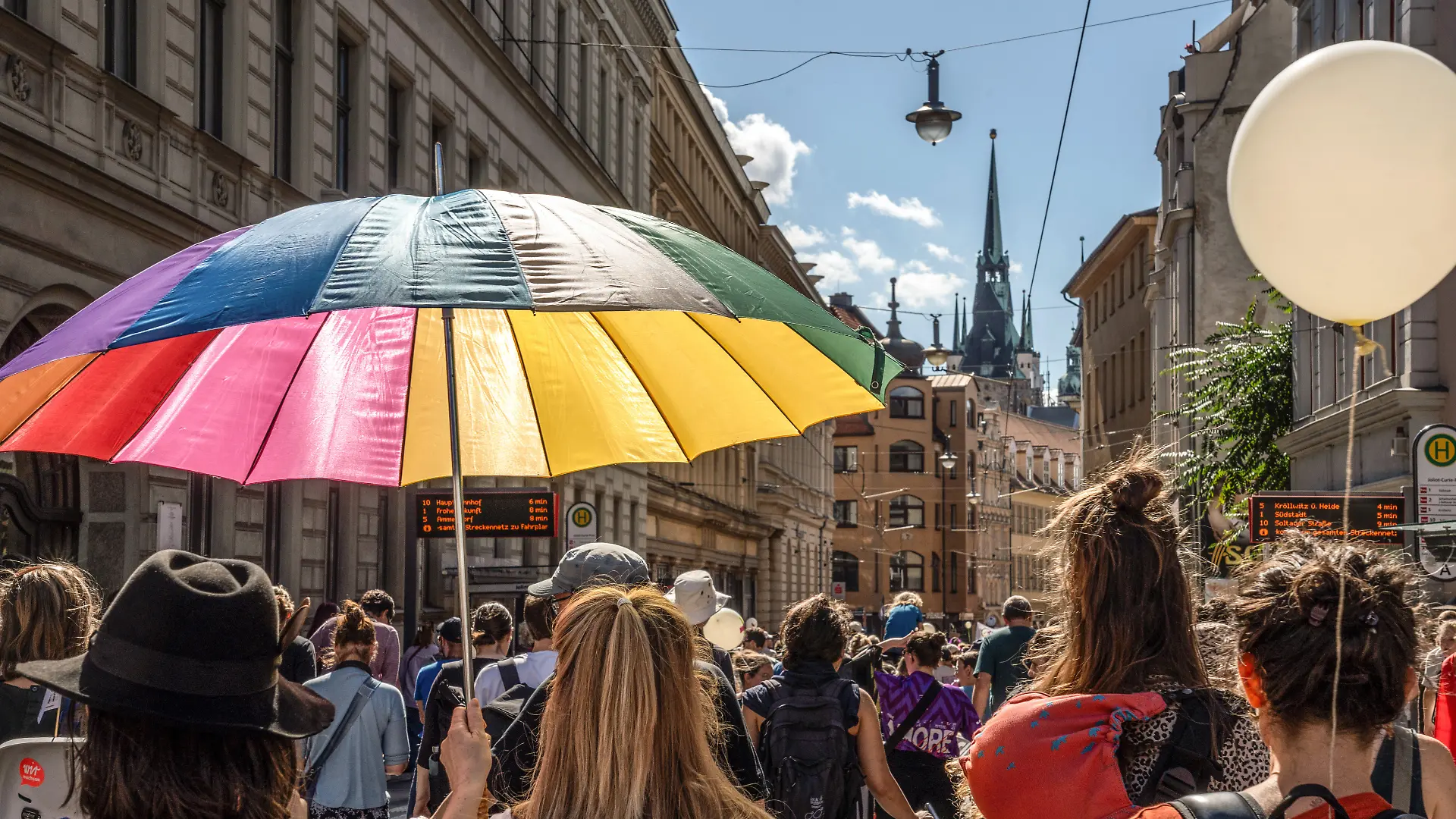 Deutschland, Halle (Saale), 29. August 2026, Anti-AfD-Demonstration unter dem Motto: Demokratie verteidigen, Initiatorin Bündnis: AfD-Verbot jetzt! Sachsen Anhalt, Halle gegen Rechts, Regenbogenschirm und Luftballon, im Hintergrund der Rote Turm, ca. 1.500 Menschen demonstrieren für ein AfD-Verbotsverfahren, demo ab 14 Uhr Am Steintor und Demozug durch die Innenstadt, Landtagswahlen in Sachsen-Anhalt am 6. September, Politik,