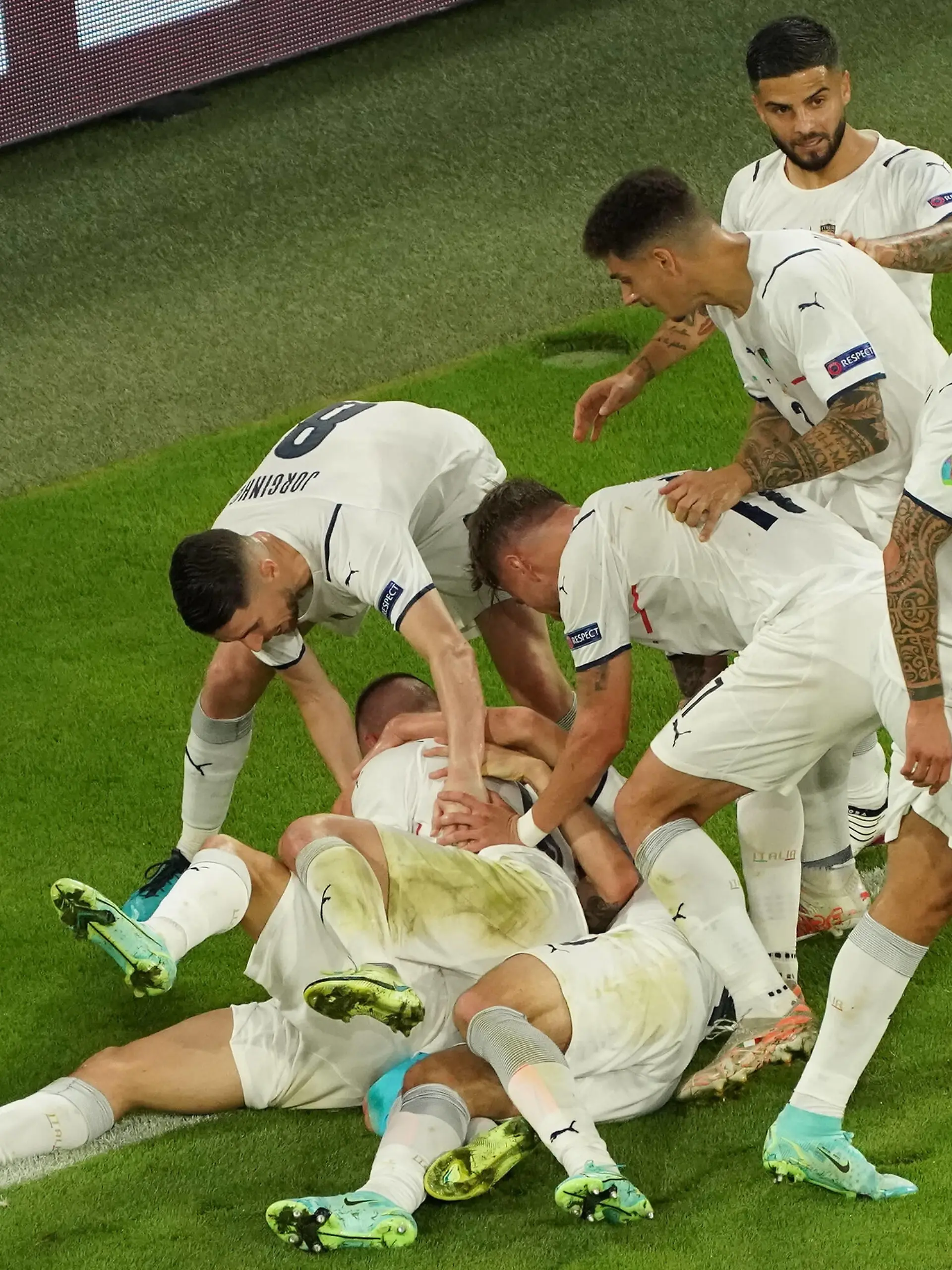 Torjubel Nicolo Barella Italien, Italy, Italia beim 1:0 mit Federico Chiesa Italien, Italy, Italia, Marco Verratti Italien, Italy, Italia- Muenchen 02.07.2021: Italien vs. Belgien, Viertelfinale, Allianz Arena Muenchen, Euro2020, emonline, emspor, Playoffs, Quarterfinals *** Goal celebration Nicolo Barella Italy, Italy, Italia at 1 0 with Federico Chiesa Italy, Italy, Italia , Marco Verratti Italy, Italy, Italia Muenchen 02 07 2021 Italy vs Belgium, quarterfinals, Allianz Arena Muenchen, Euro2020, emonline, emspor, playoffs, quarterfinals 