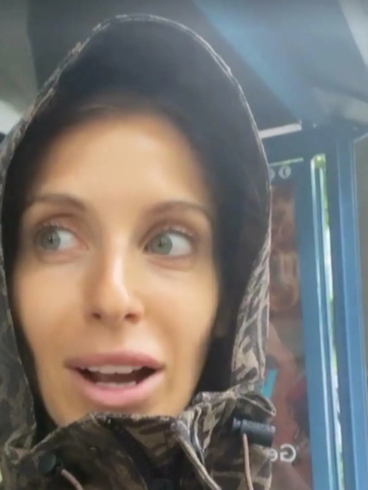 Cathy Hummels zeigt sich umweltbewusst und nimmt auch bei Regen den Bus.