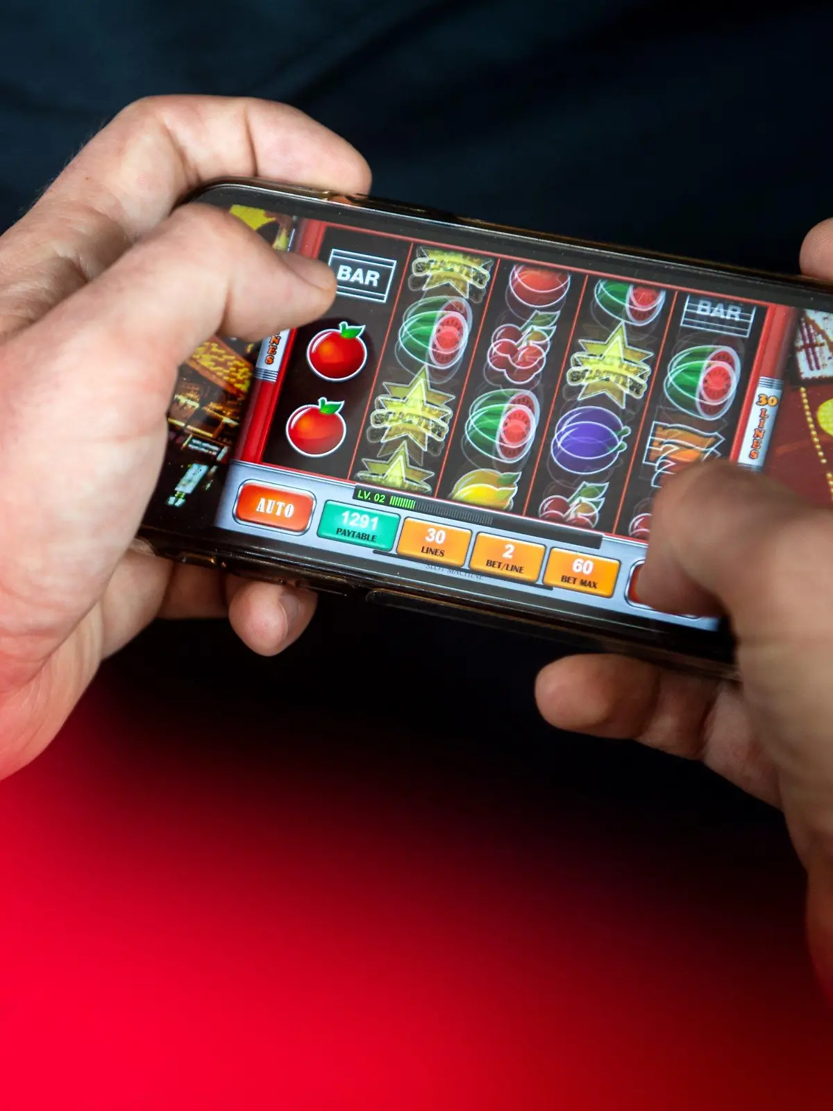 23.06.2021, Bremen: ILLUSTRATION - Auf einem Smartphone wird ein Online-Spiel gespielt. Mit dem neuen Glücksspielstaatsvertrag der am 1. Juli in Kraft tritt, werden bisher verbotene virtuelle Automatenspiele im Internet sowie Online-Casinos mit Poker oder Roulette erlaubt. Foto: Sina Schuldt/dpa +++ dpa-Bildfunk +++
