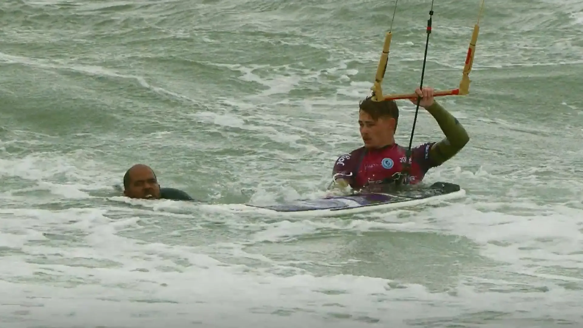 Kitesurfer stürzt schwer! Deutscher Gegner opfert Sieg, um ihn zu retten Beeindruckende Fairplay-Geste