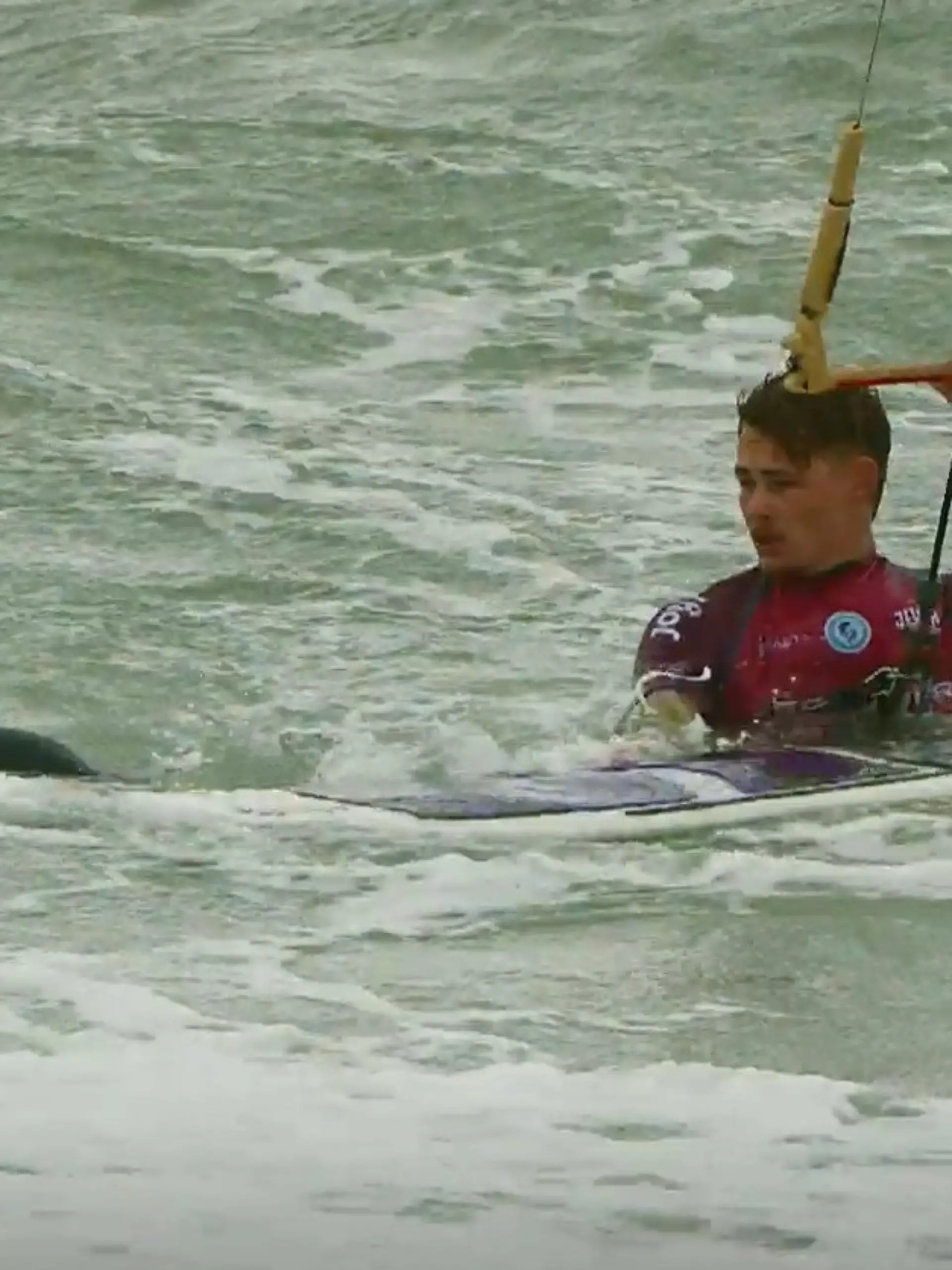 Bild zu: "Kitesurfer stürzt schwer! Deutscher Gegner opfert Sieg, um ihn zu retten"