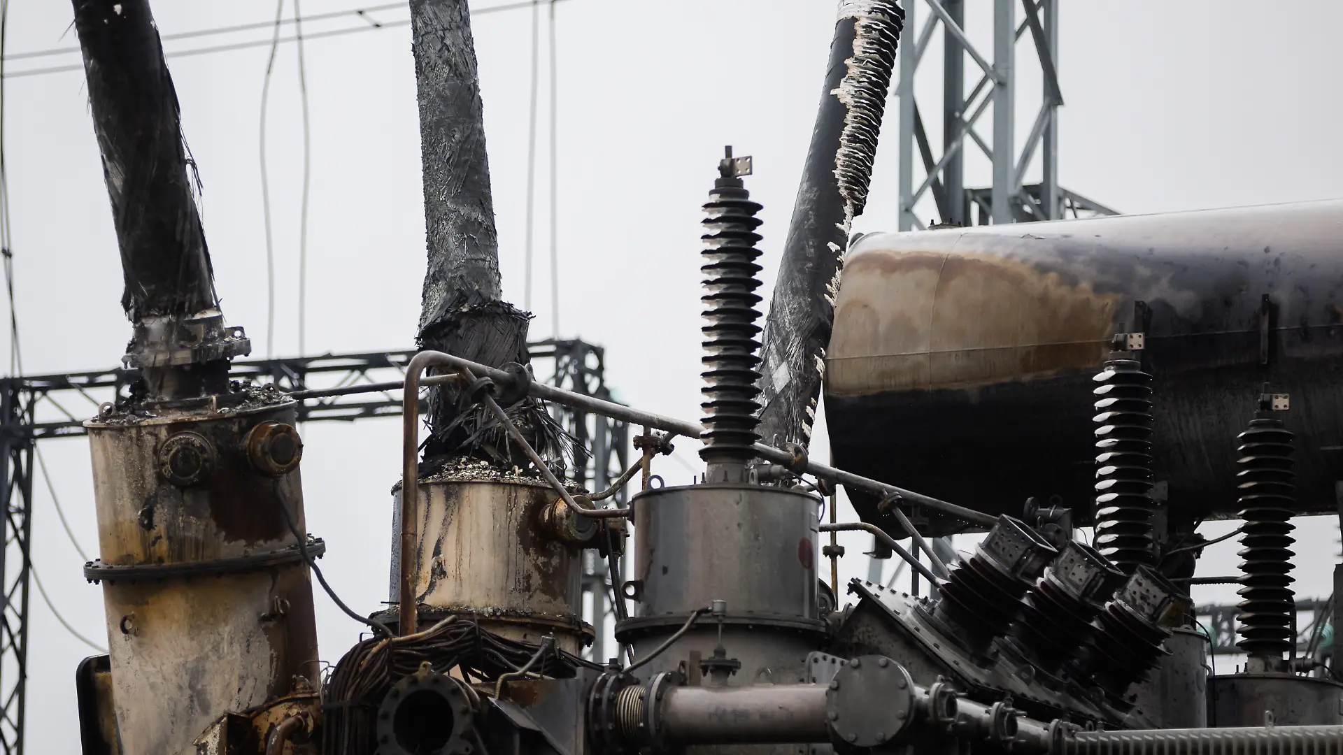 Ein durch russische Angriffe zerstörter Transformator steht in einem der Umspannwerke von «Ukrenergo», welches eines der am dichtesten besiedelten Gebiete der Ukraine mit Energie versorgt. (zu dpa: «29 000 ukrainische Haushalte nach Angriff ohne Strom») +++ dpa-Bildfunk +++