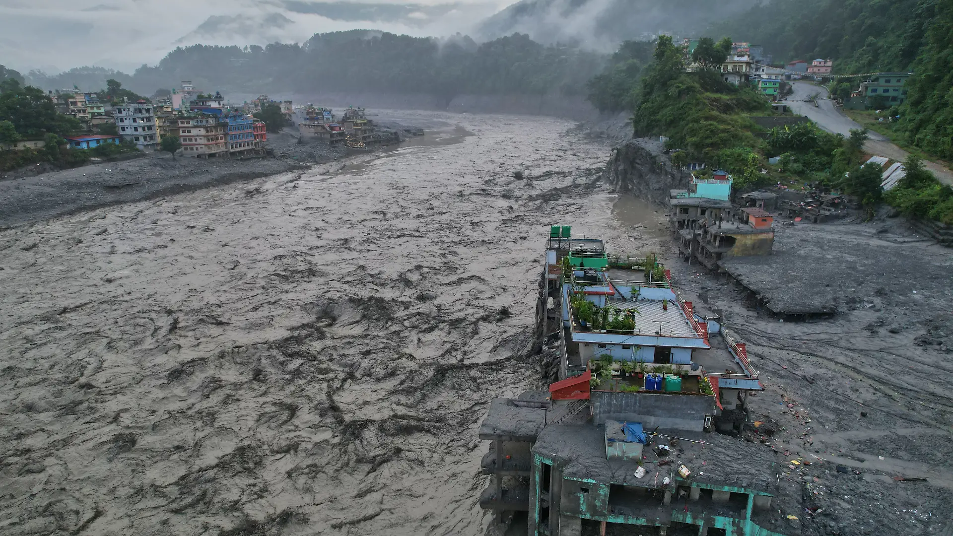 Eine Drohnenaufnahme der Folgen einer Sturzflut entlang des Trishuli-Flusses vor dem Hintergrund einer aktuellen Hochwasserwarnung im Gebiet Trishuli Bazaar im Distrikt Nuwakot. +++ dpa-Bildfunk +++