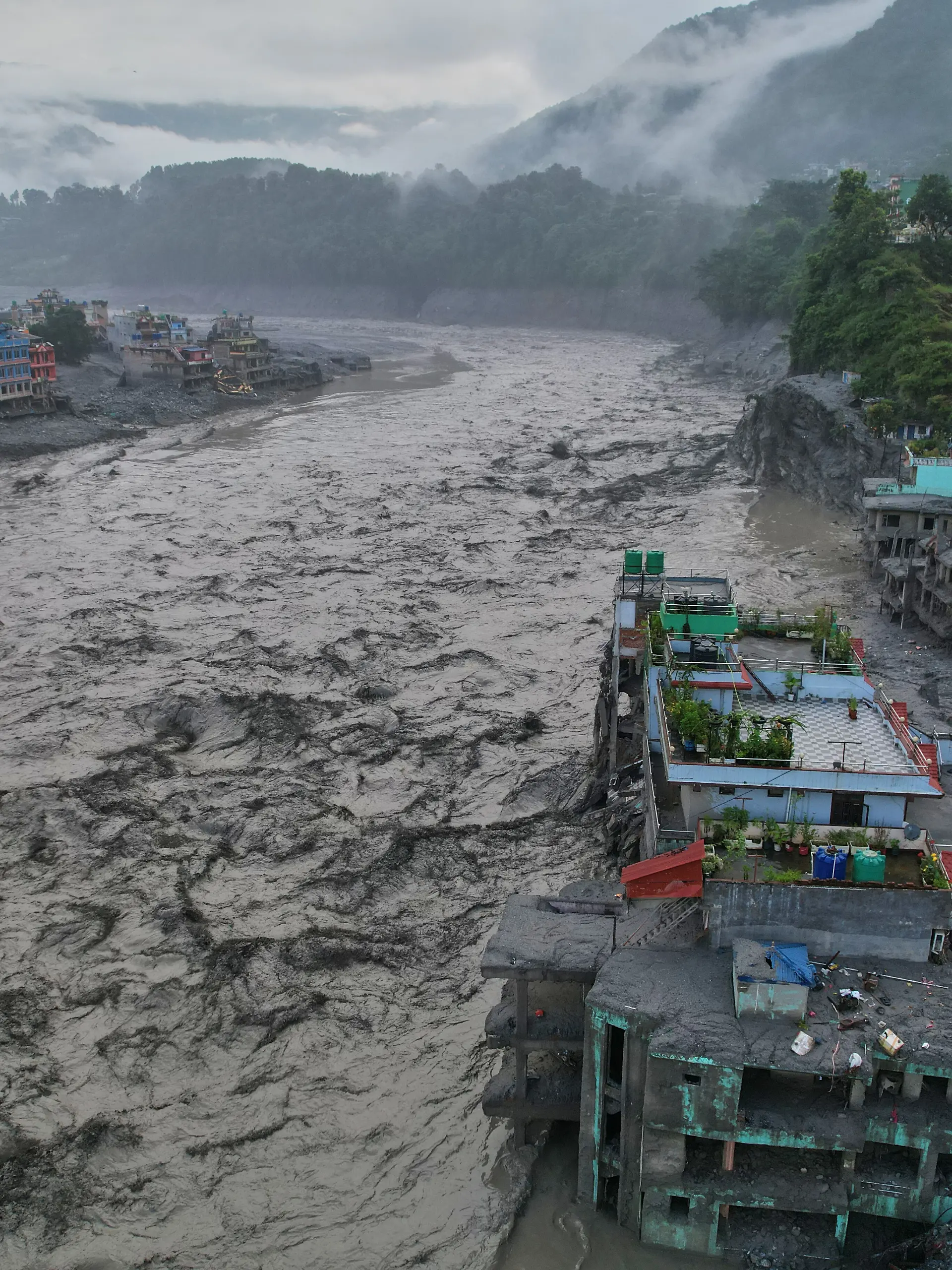 Eine Drohnenaufnahme der Folgen einer Sturzflut entlang des Trishuli-Flusses vor dem Hintergrund einer aktuellen Hochwasserwarnung im Gebiet Trishuli Bazaar im Distrikt Nuwakot. +++ dpa-Bildfunk +++