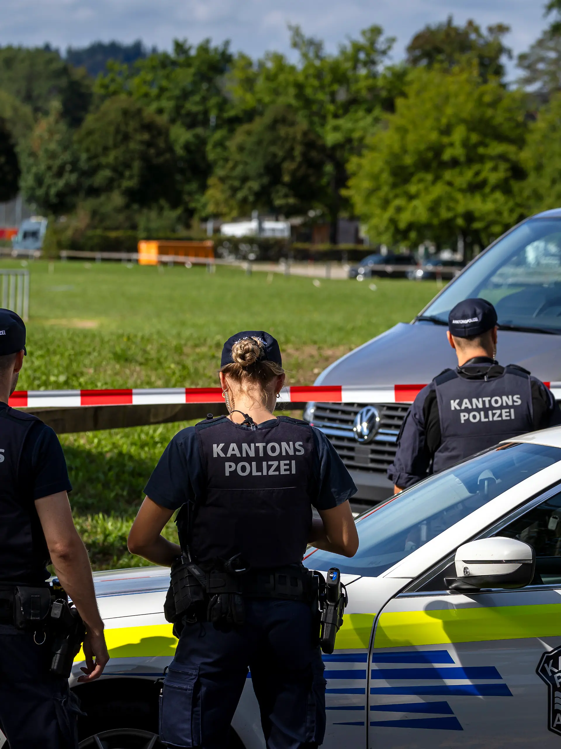 Polizisten sichern das Gelände rund um die Pferderennbahn Schachen ab. Bei einer Veranstaltung im schweizerischen Schachen sind in der Nacht Schüsse gefallen. +++ dpa-Bildfunk +++
