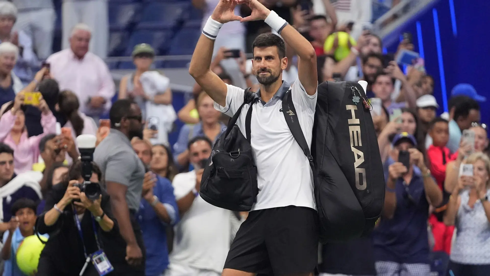 Novak Djokovic formt ein Herz zum Abschied.