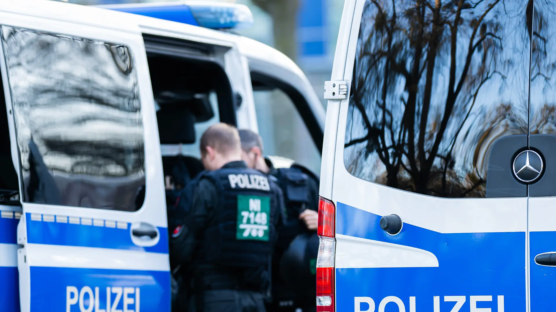20.03.2026 - Fußball, 2025/2026, 2. Bundesliga, 27. Spieltag, Hannover 96 - Eintracht Braunschweig: Polizei vor dem Stadion DFL REGULATIONS PROHIBIT ANY USE OF PHOTOGRAPHS AS IMAGE SEQUENCES AND/OR QUASI-VIDEO. Foto: Noah Wedel