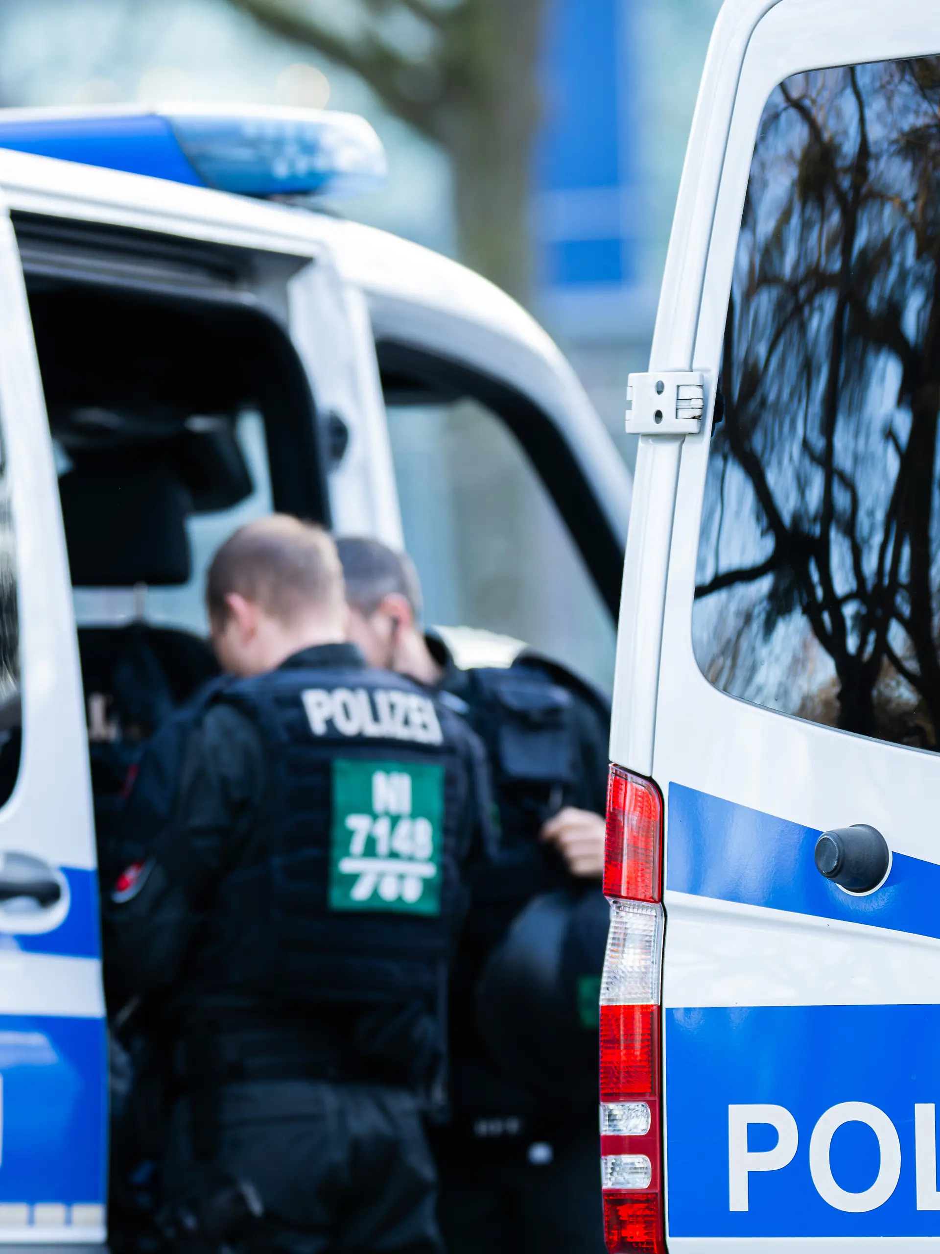 20.03.2026 - Fußball, 2025/2026, 2. Bundesliga, 27. Spieltag, Hannover 96 - Eintracht Braunschweig: Polizei vor dem Stadion DFL REGULATIONS PROHIBIT ANY USE OF PHOTOGRAPHS AS IMAGE SEQUENCES AND/OR QUASI-VIDEO. Foto: Noah Wedel