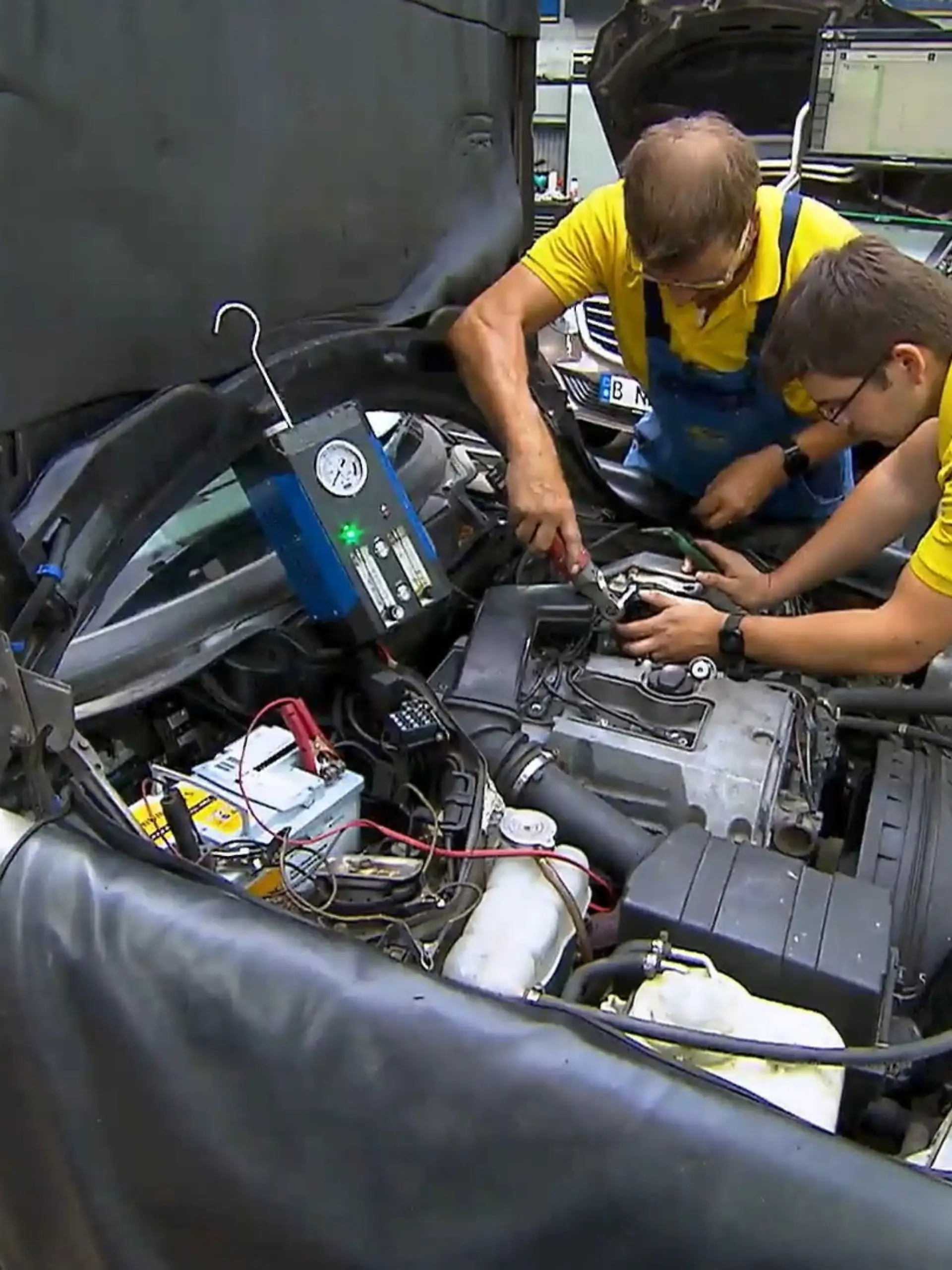 Bild zu: "Springt der 93er-Benz endlich wieder an?"