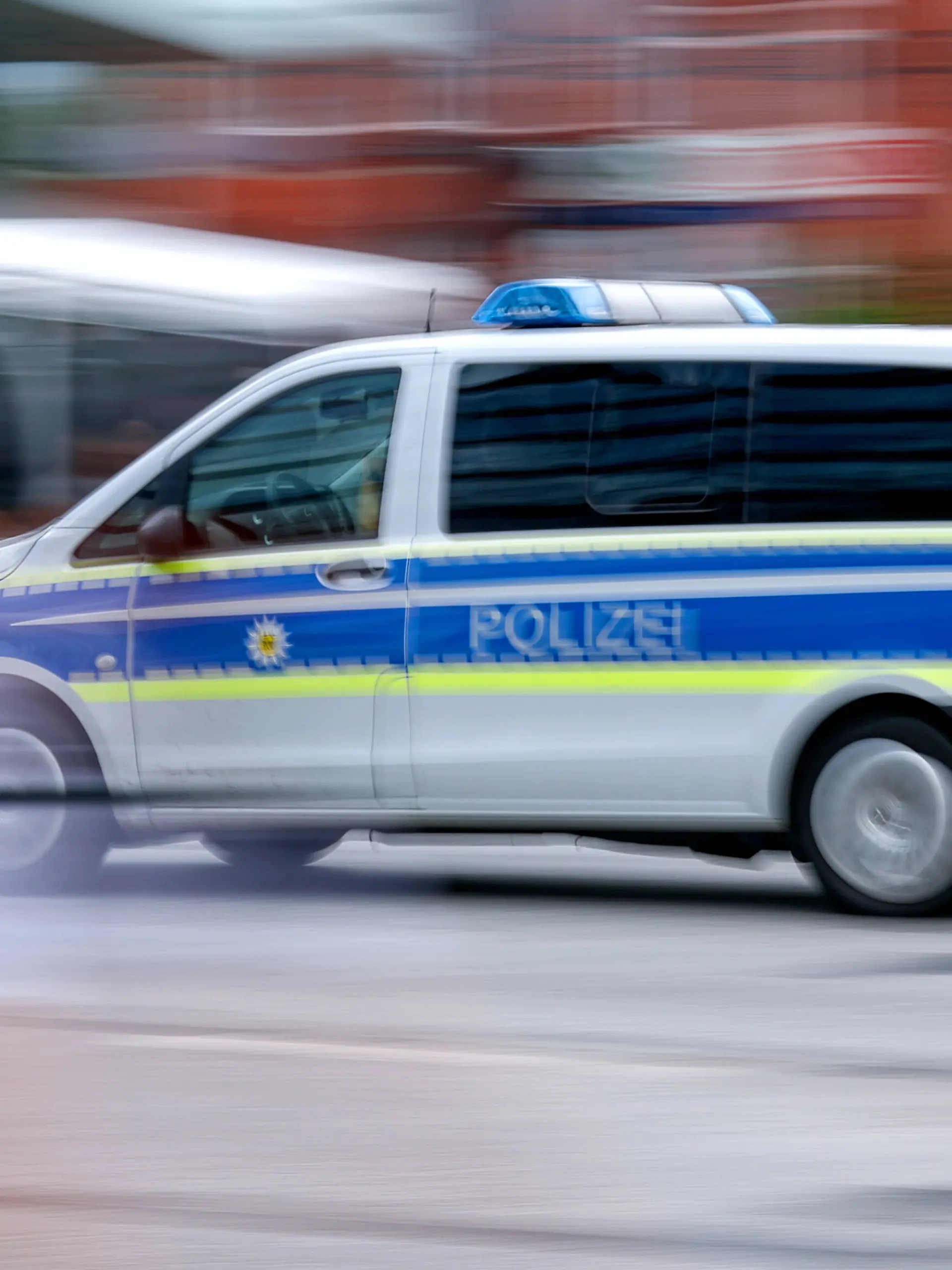 03.07.2026, Hamburg, Ein Polizeiauto fährt mit Blaulicht auf Einsatzfahrt durch eine Hamburger Straße