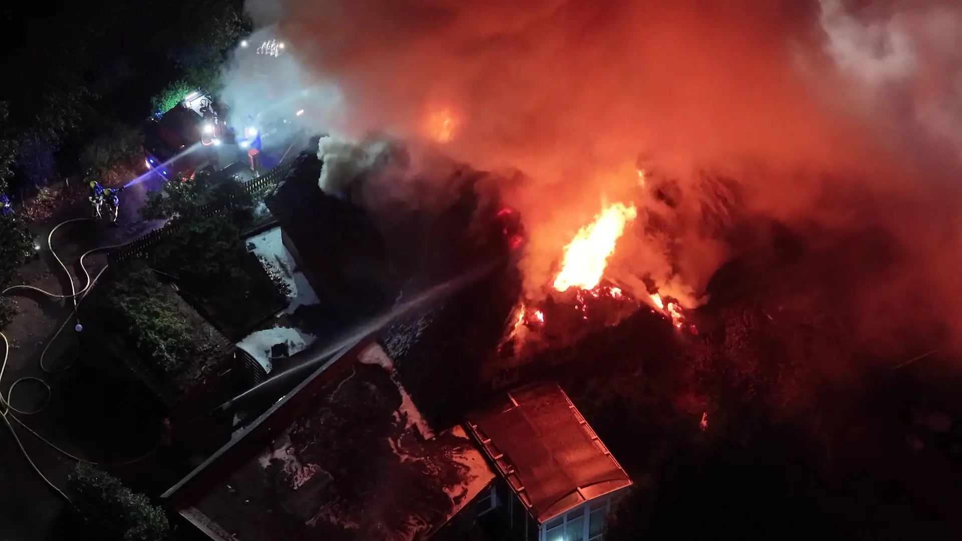 Das historische Reetdachhaus in Schenefeld steht in der Nacht zu Montag komplett in Flammen