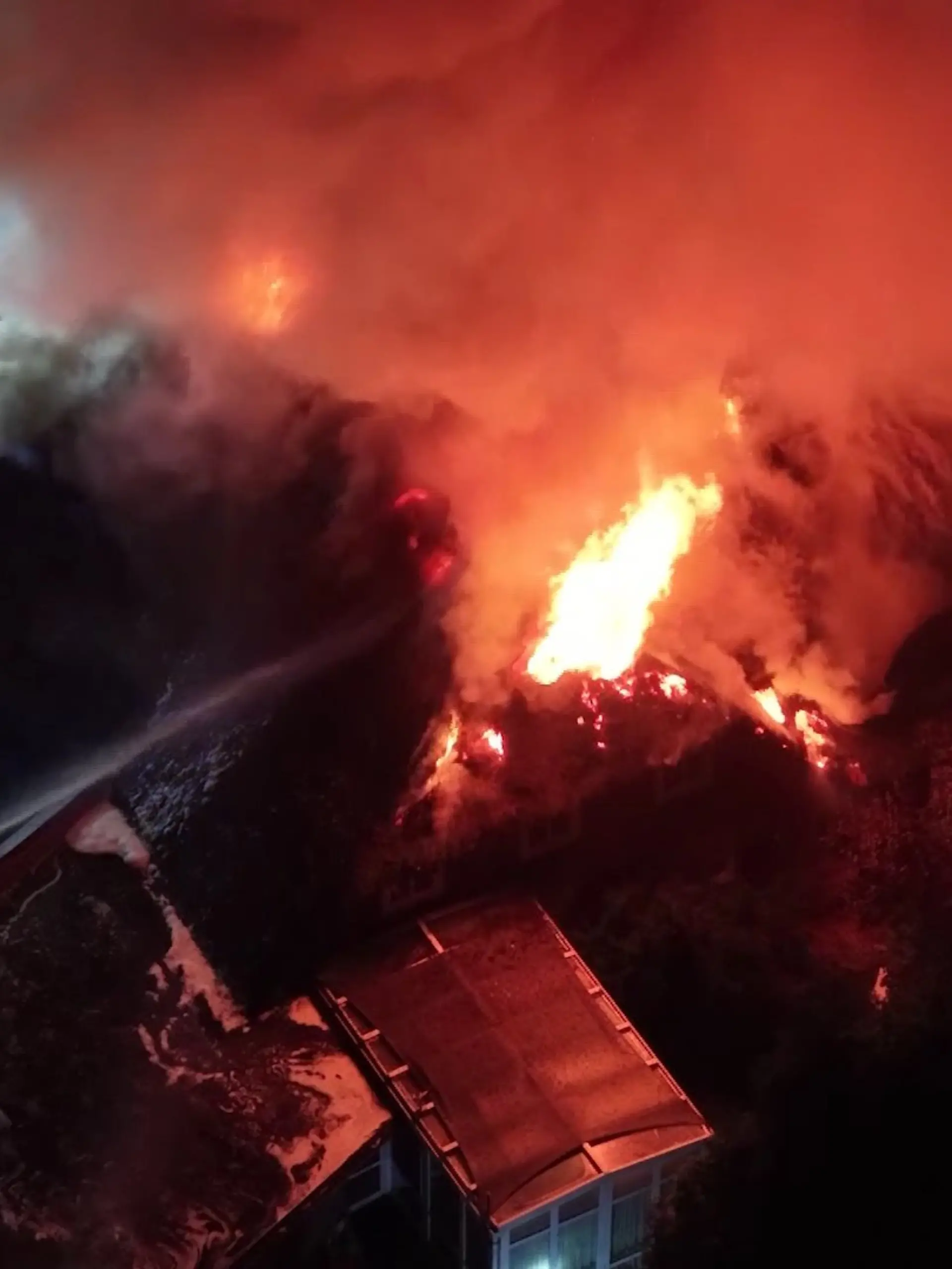 Das historische Reetdachhaus in Schenefeld steht in der Nacht zu Montag komplett in Flammen