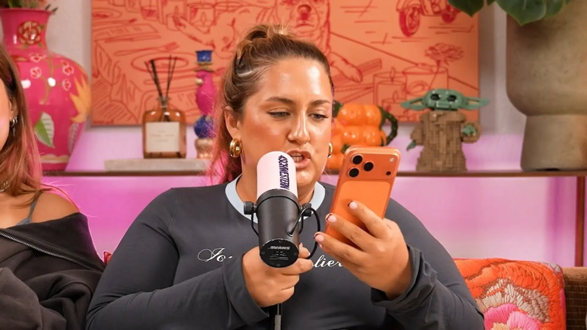 „Mach mal OnlyFans!“ selfiesandra schießt nach Ekel-Anfragen gegen alte Männer Wut-Rede im Podcast