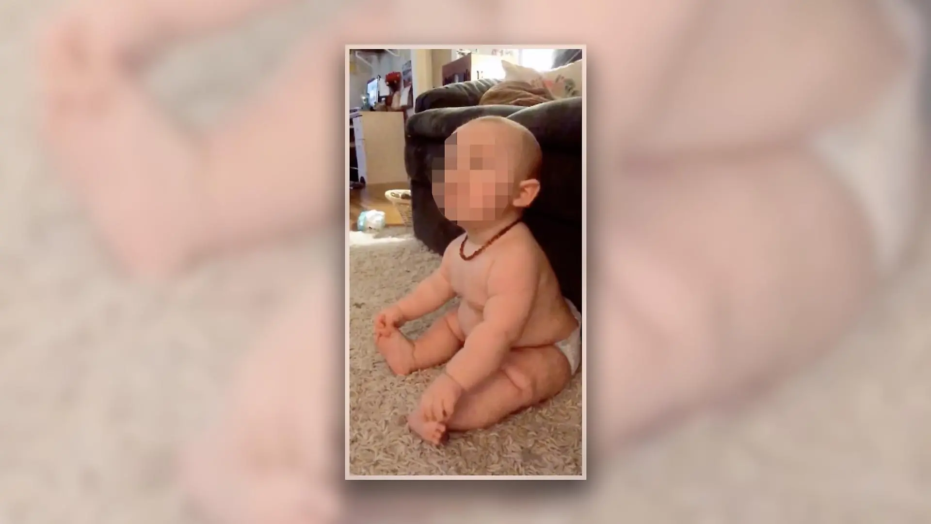 Dickes Baby sitzt in Windeln auf einem Teppich