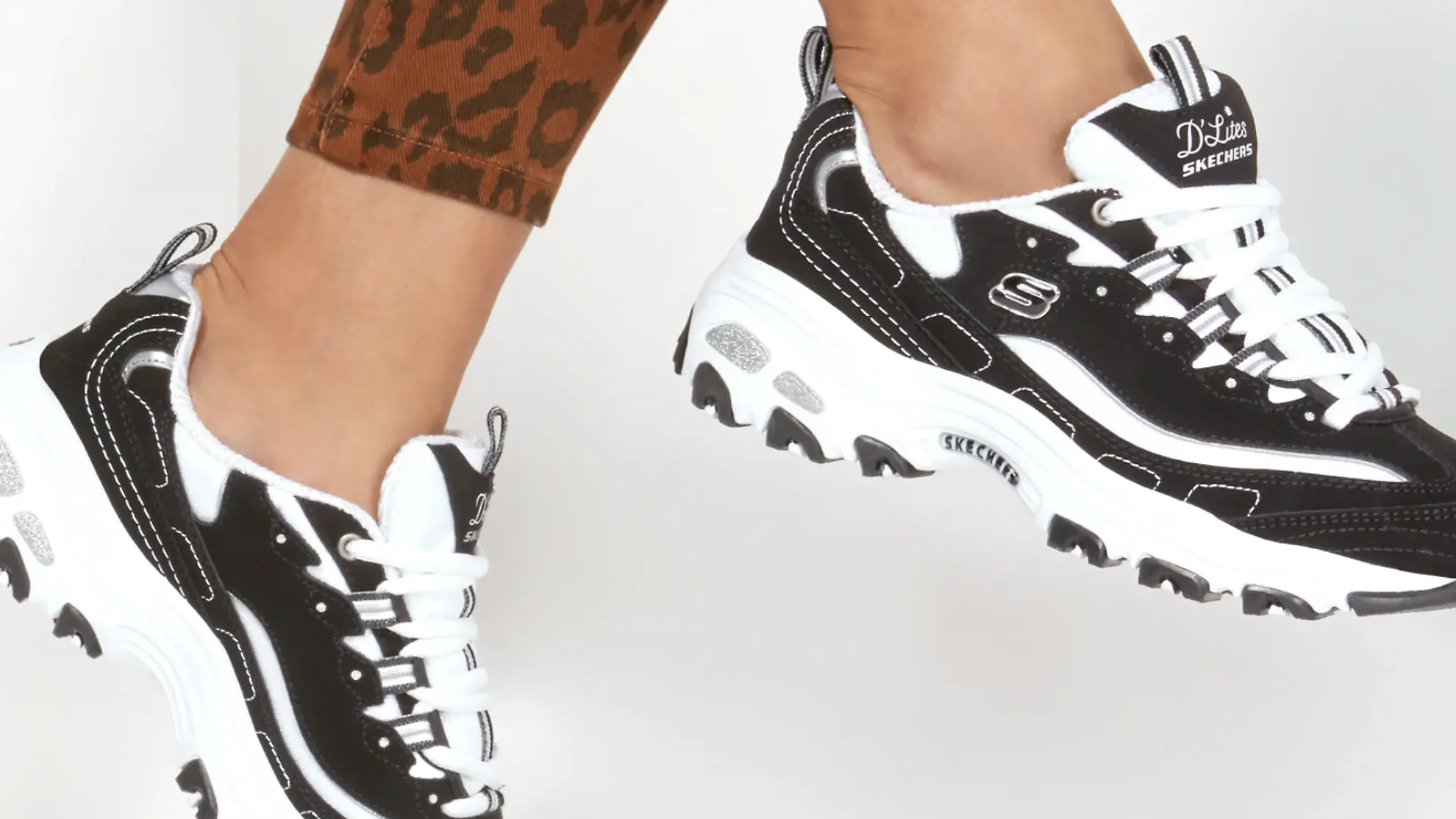 Nahaufnahme von Beinen mit Skechers D’lites Sneakern.