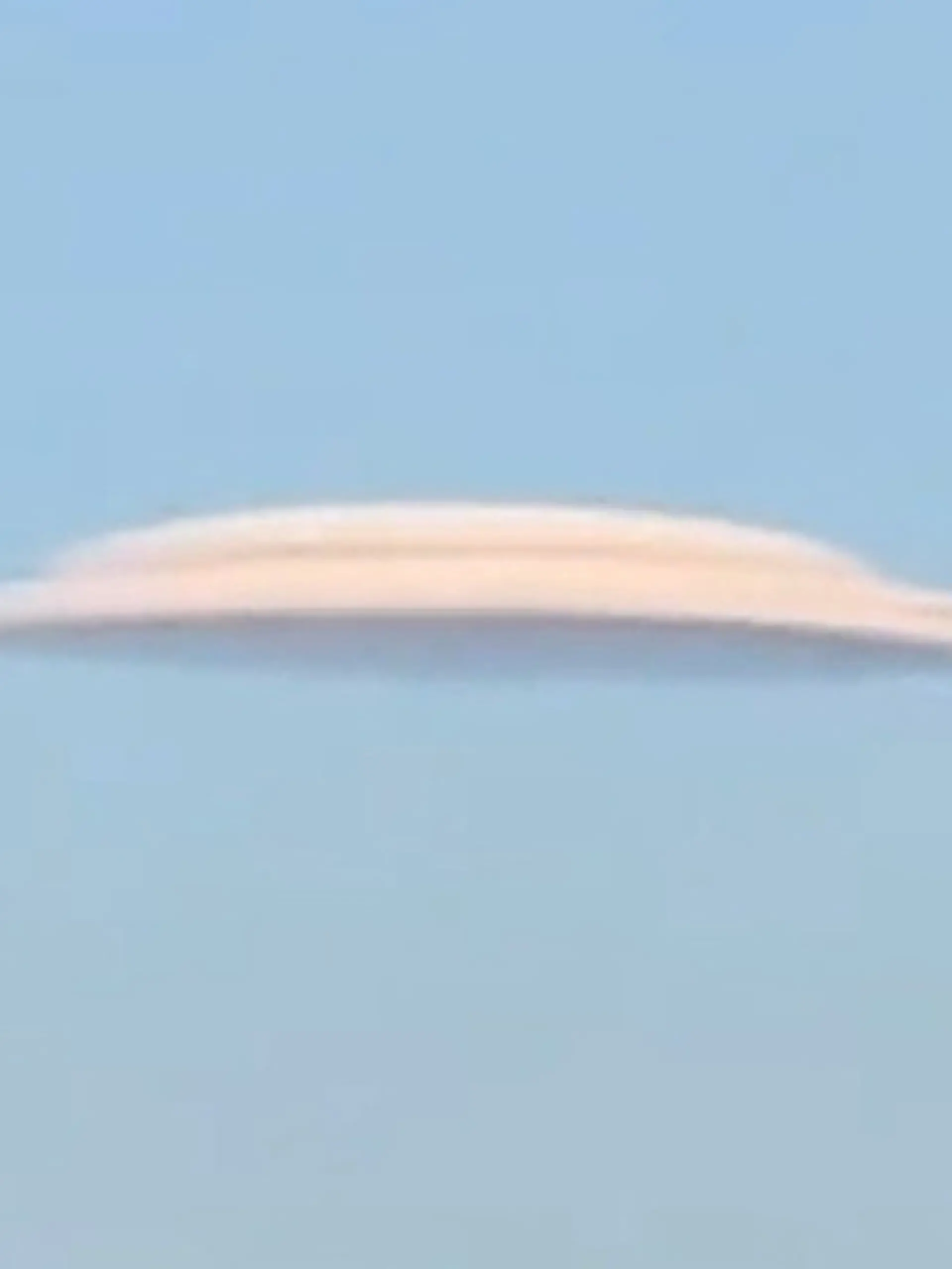 Bild zu: "Mysteriöses UFO? Gebilde am Himmel lässt Beobachter rätseln"