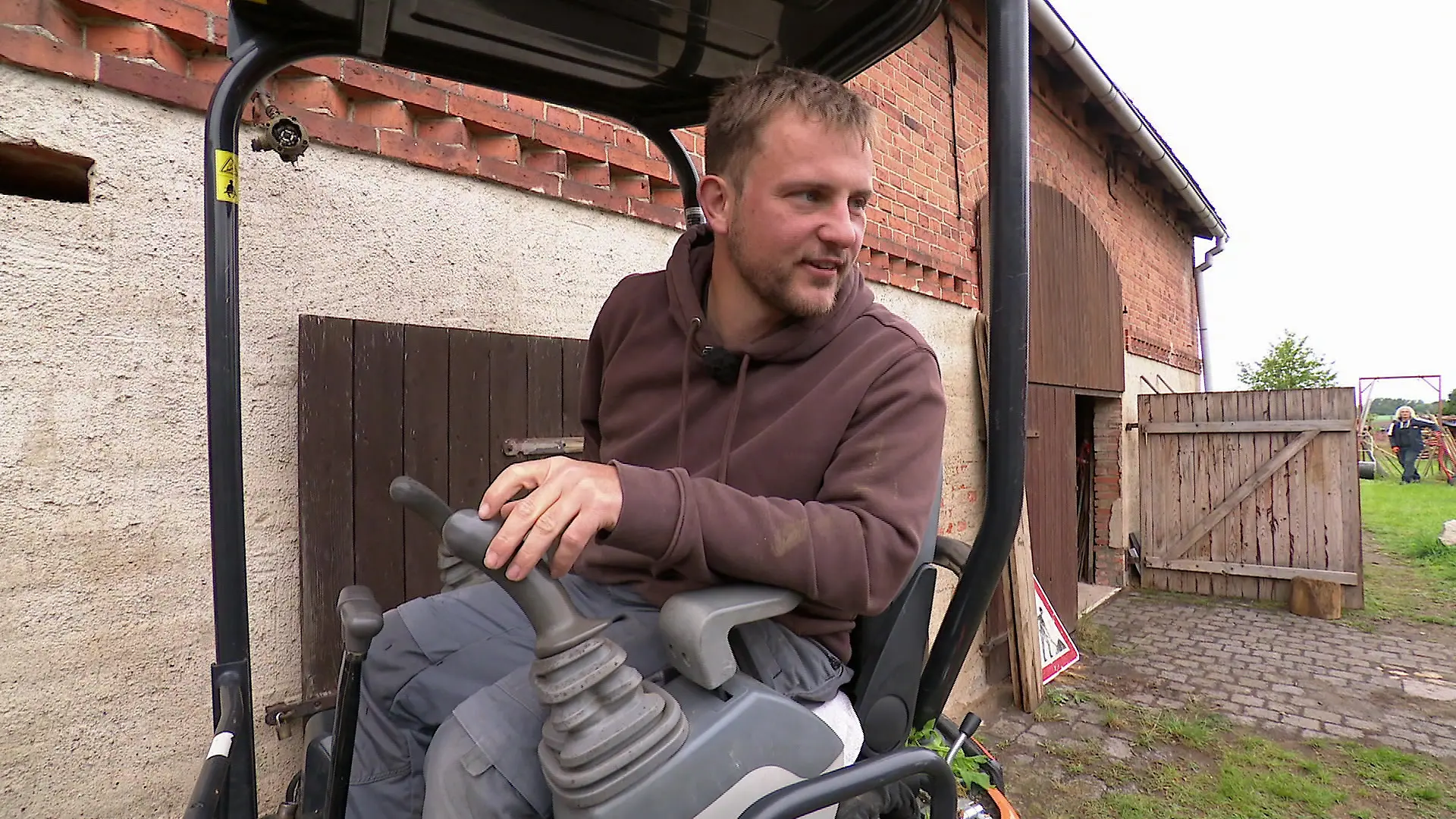 Der Bagger ist das wichtigste Utensil bei diesem „Beet-Brüder”-Einsatz