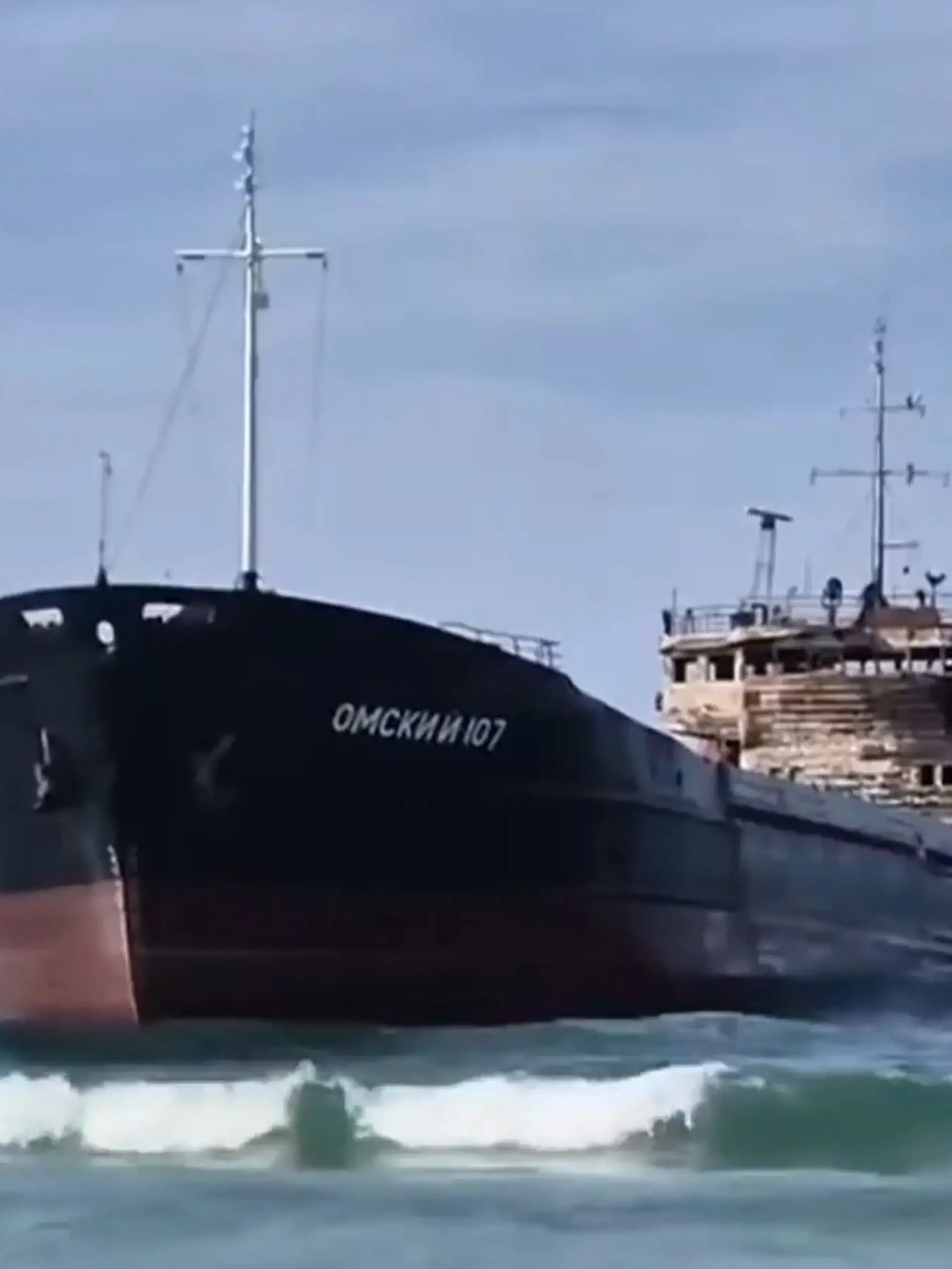 Bild zu: "Russisches Geisterschiff strandet vor türkischer Küste – direkt am Touristen-Strand"
