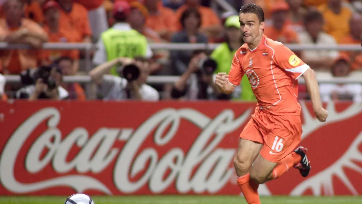 FILE PHOTO: Football - UEFA EURO 2004 - Netherlands v Latvia - Group D - Municipal Stadium - Braga , 23/6/04   Marc Overmars - Netherlands in action against Latvia    Mandatory Credit: Action Images / Alex Morton/File Photo