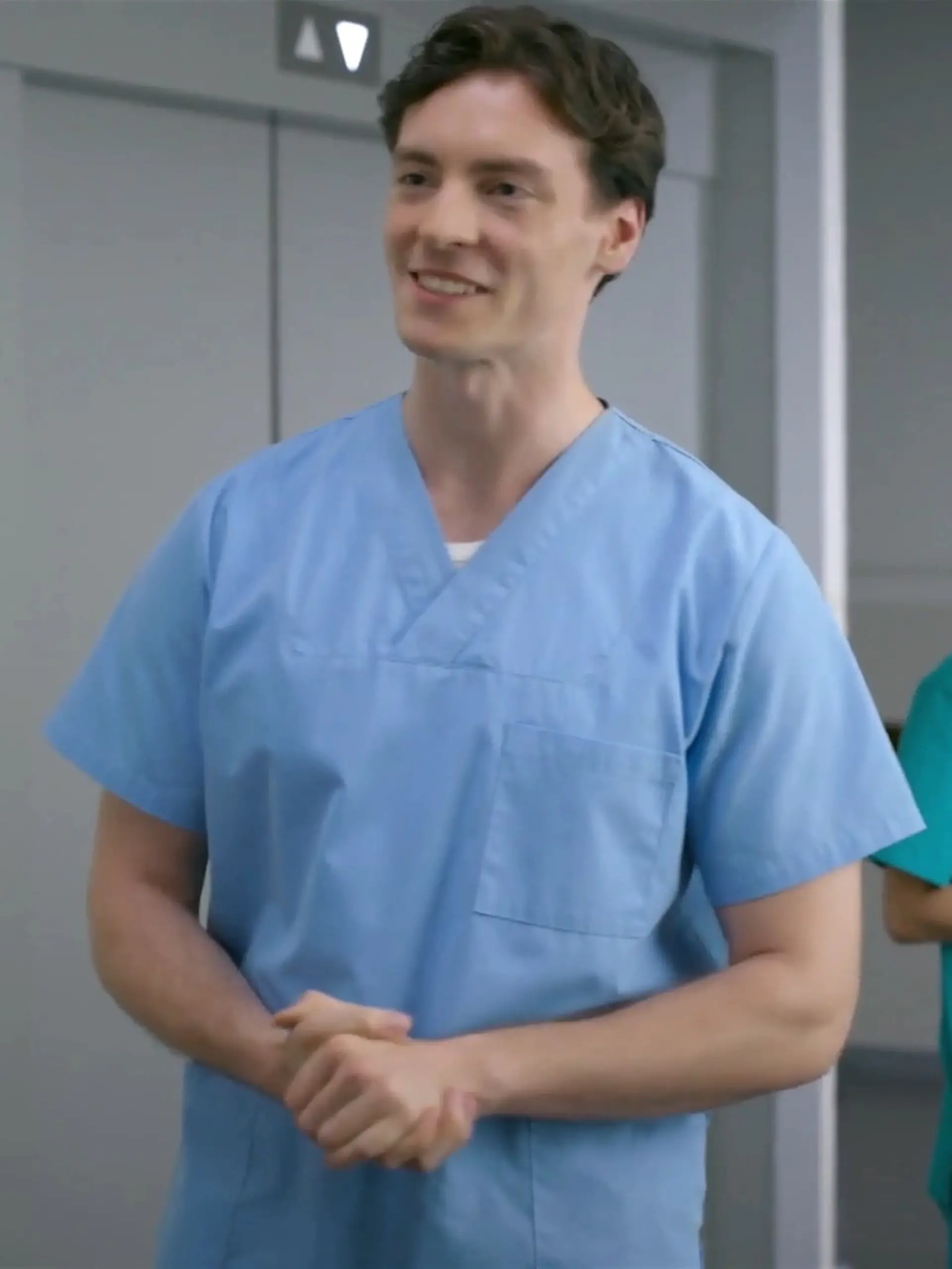 AWZ: Johannes gibt sich vor einem Patienten als Arzt aus